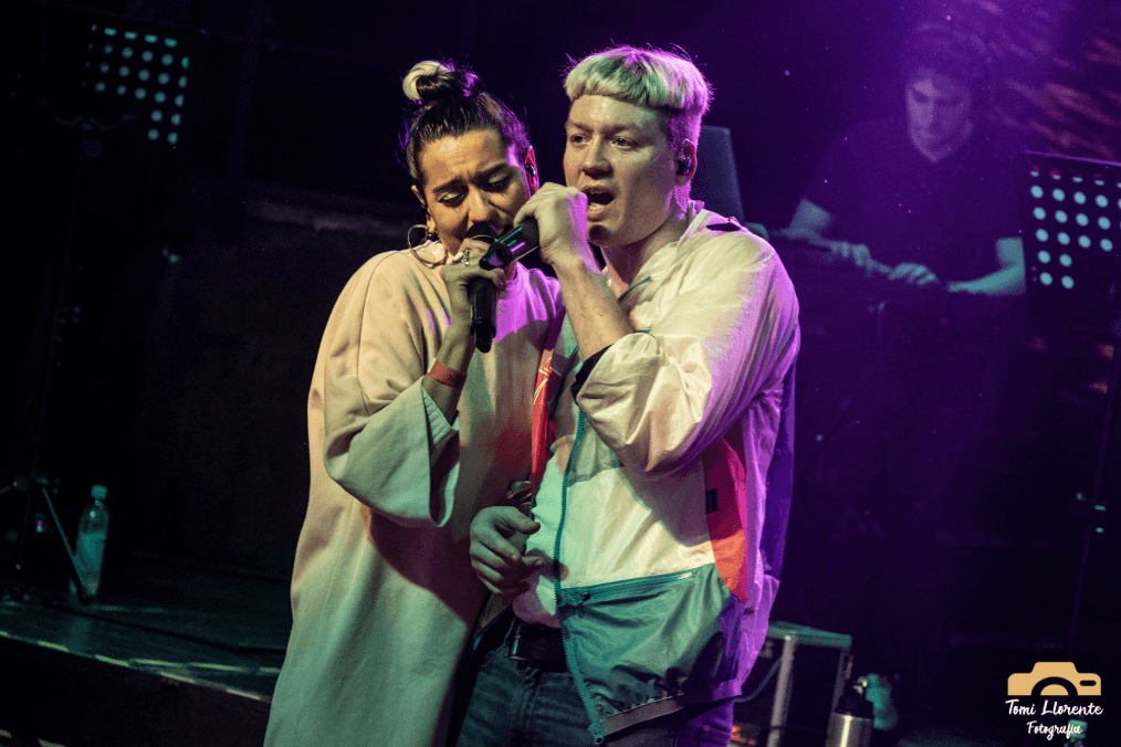 Emanero en El Teatrito - El rapero y artista urbano Emanero se presentó en El Teatrito con un repertorio basado en temas de su cuarto disco, "Tres mil millones de años luz", y hits de sus trabajos anteriores. Las fotos son de Tomi Llorente. a9a532f7 eca5 40cb af86 c0c13ac44b07