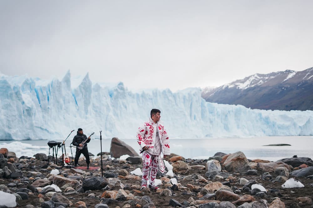 Duki presentó "Desde el fin del mundo" en el Glaciar Perito Moreno de la mano de Movistar - Duki nos tiene acostumbrados a propuestas innovadoras. Esta vez volvió a trascender los límites e ir más allá de lo esperado, viajando hasta El Calafate para presentar su más reciente trabajo de estudio: "Desde el fin del mundo". El show fue transmitido en exclusiva a través del canal de YouTube de Movistar, en vivo para todo el mundo con uno de los paisajes más hermosos de Argentina como escenario: el Glaciar Perito Moreno. ab0a581f f35a 4a56 b871 c8d8780c5911