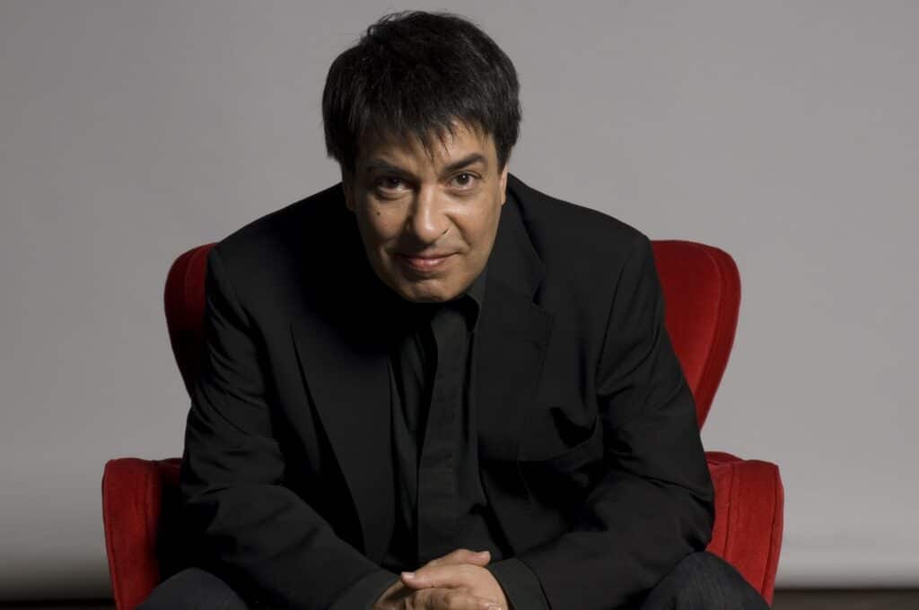Adrián Otero - Adrián Otero lideró Memphis La Blusera, una de las bandas de blues con más trayectoria en el rock argentino desde 1978 hasta que a comienzos de 2008 anunció el inicio de su carrera solista. Adrián Otero