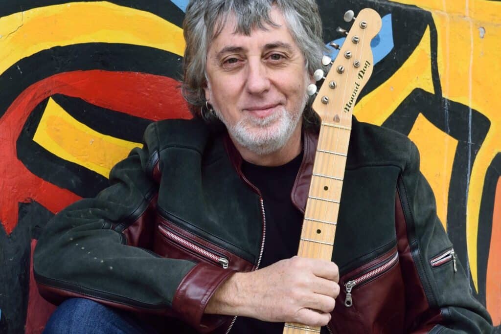 Daniel Alambre González - Daniel "Alambre" González es uno de los más prestigiosos guitarristas del rock nacional. Participó de MAM como músico sesionista. Alambre González