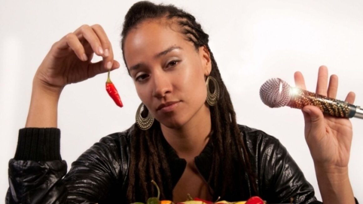 Alika - Alicia Dal Monte encabeza Alika y Nueva Alianza, un proyecto de reggae roots y hip hop en castellano, luego de formar Actitud María Marta. Alika