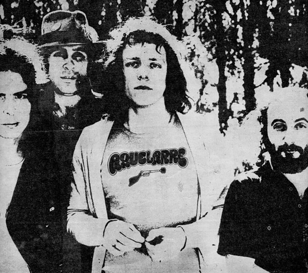 Aquelarre - Los dos ex-Almendra Rodolfo García y Emilio Del Guercio aportaron una base rítmica muy sólida, complementada con un sonido vertiginoso e impactante de la guitarra de Héctor Starc y el teclado blusero de Hugo González Neira, que hicieron de Aquelarre una de las bandas más destacadas de la década de los '70, no sólo por su popularidad y originalidad, sino por abrir nuevos mercados europeos para la música nacional. Aquelarre