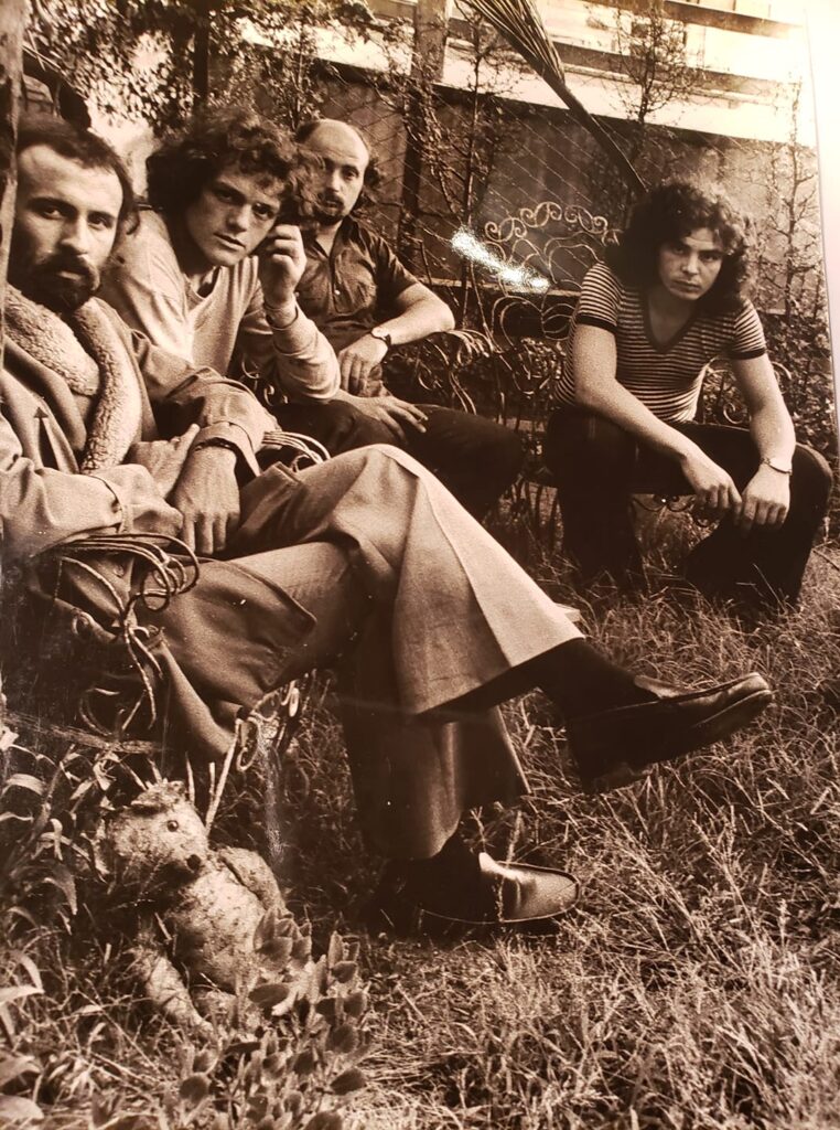 Aquelarre - Los dos ex-Almendra Rodolfo García y Emilio Del Guercio aportaron una base rítmica muy sólida, complementada con un sonido vertiginoso e impactante de la guitarra de Héctor Starc y el teclado blusero de Hugo González Neira, que hicieron de Aquelarre una de las bandas más destacadas de la década de los '70, no sólo por su popularidad y originalidad, sino por abrir nuevos mercados europeos para la música nacional. Aquelarre. Foto: Viviana Rossi