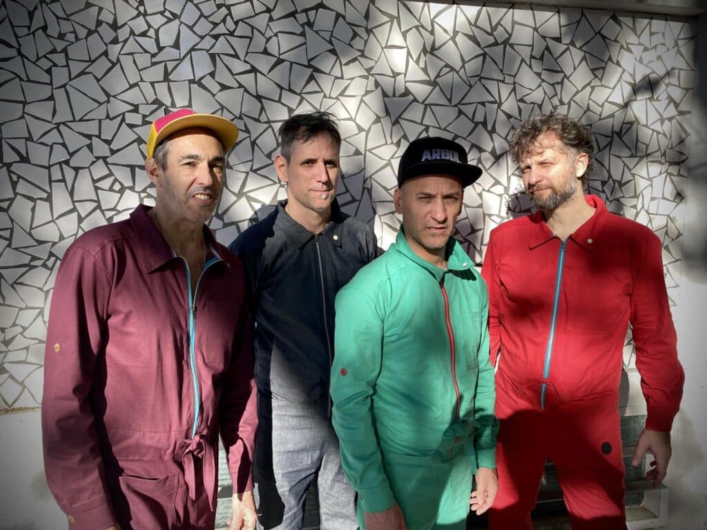 Árbol - Arbol fue elegida como banda revelación de 1999 por los lectores del Suplemento Si del diario Clarín y por la prestigiosa Revista Rolling Stone (edición sudamericana). Árbol