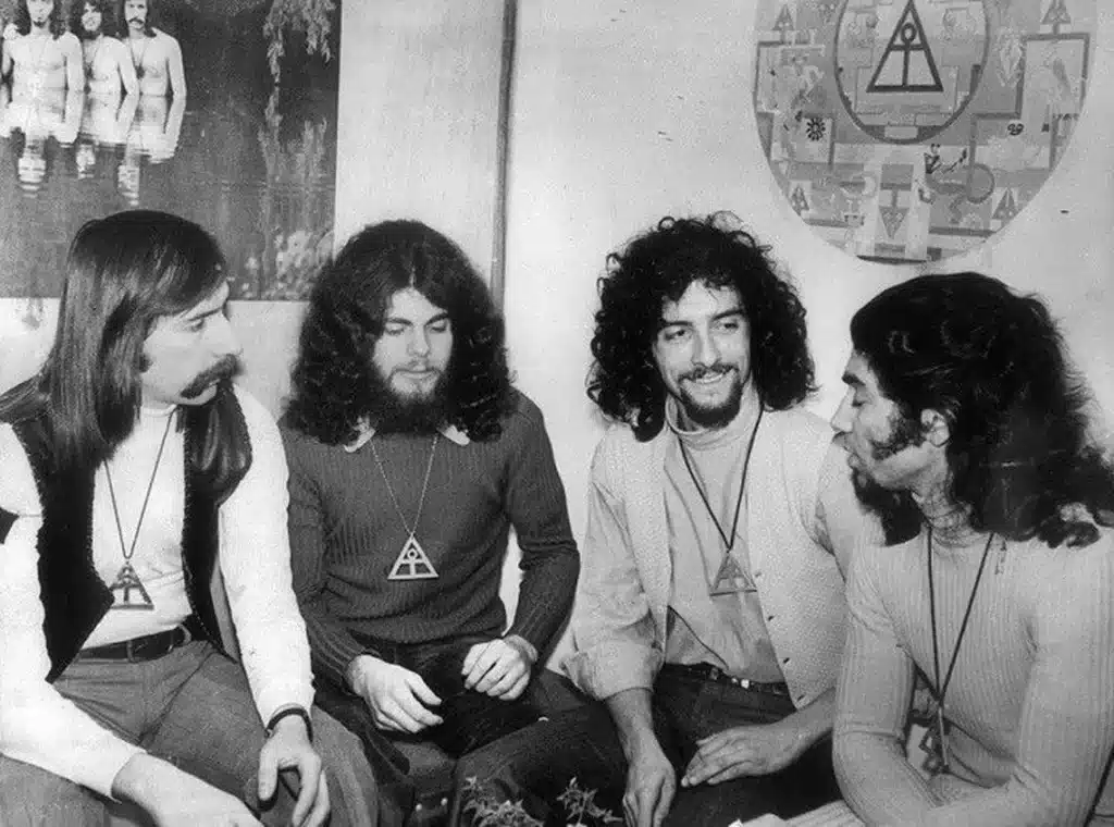 Arco Iris - Hacia el año '68, Gustavo Santaolalla intentaba infructuosamente conseguir algún contrato para su banda, "The Crows", hasta que dio con Ricardo Kleiman, quien le aconseja comenzar a cantar en castellano. Así, cambio de nombre de por medio, Arco Iris entra en un estudio. Arco Iris