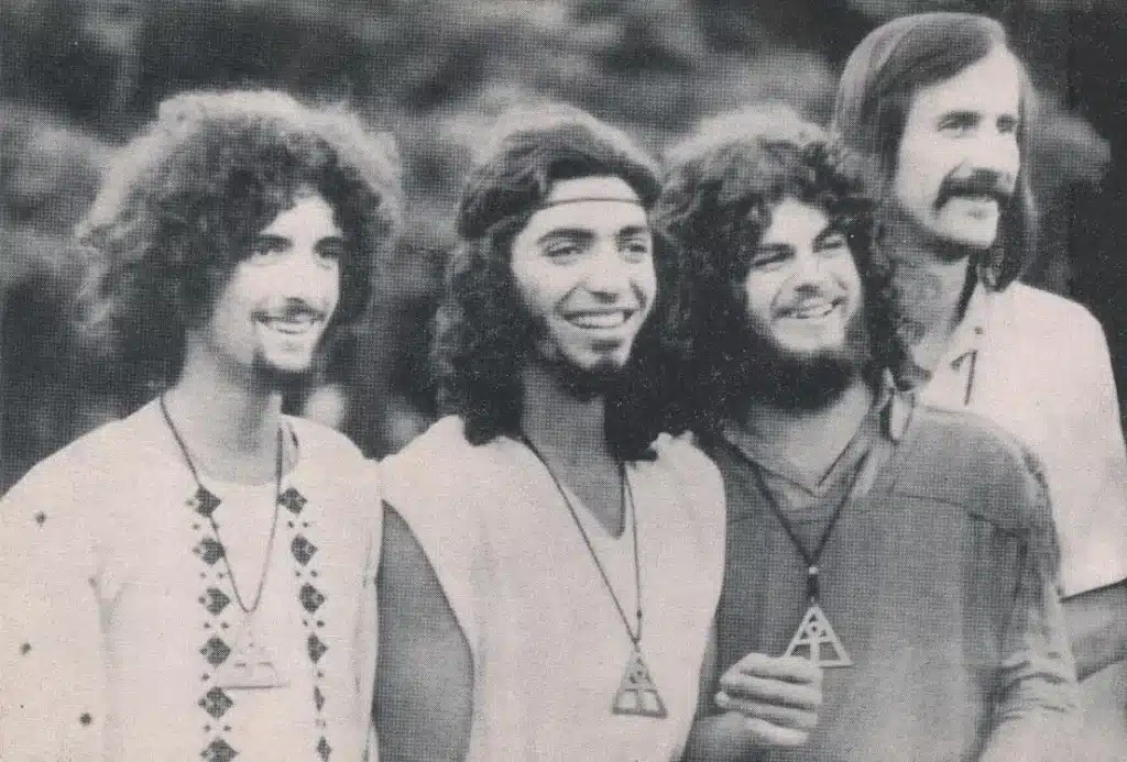 Arco Iris - Hacia el año '68, Gustavo Santaolalla intentaba infructuosamente conseguir algún contrato para su banda, "The Crows", hasta que dio con Ricardo Kleiman, quien le aconseja comenzar a cantar en castellano. Así, cambio de nombre de por medio, Arco Iris entra en un estudio. Arco Iris