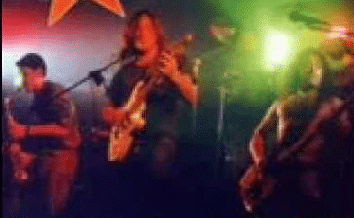 La Renga en Die Schule - En esta ocasión rescatamos una cinta que ya tiene valor histórico. Año 1992. En Die Schule (un boliche del barrio porteño de Congreso) se presenta en vivo, incluso antes de grabar su primer disco oficial, un trío de rock del barrio de Mataderos llamado La Renga. Es un registro precisamente de la noche del 4 de febrero de 1992, cuando la banda repartía un cassette bastante mal grabado, titulado "Esquivando charcos". En este rescate escuchamos "Moscas verdes", "La nave del olvido" y "Buseca y vino tinto". Suscribite al podcast: Apple Podcast | Google Podcast | RSS | Spotify bac24f87 3235 4817 8c71 9e61eb3ef214