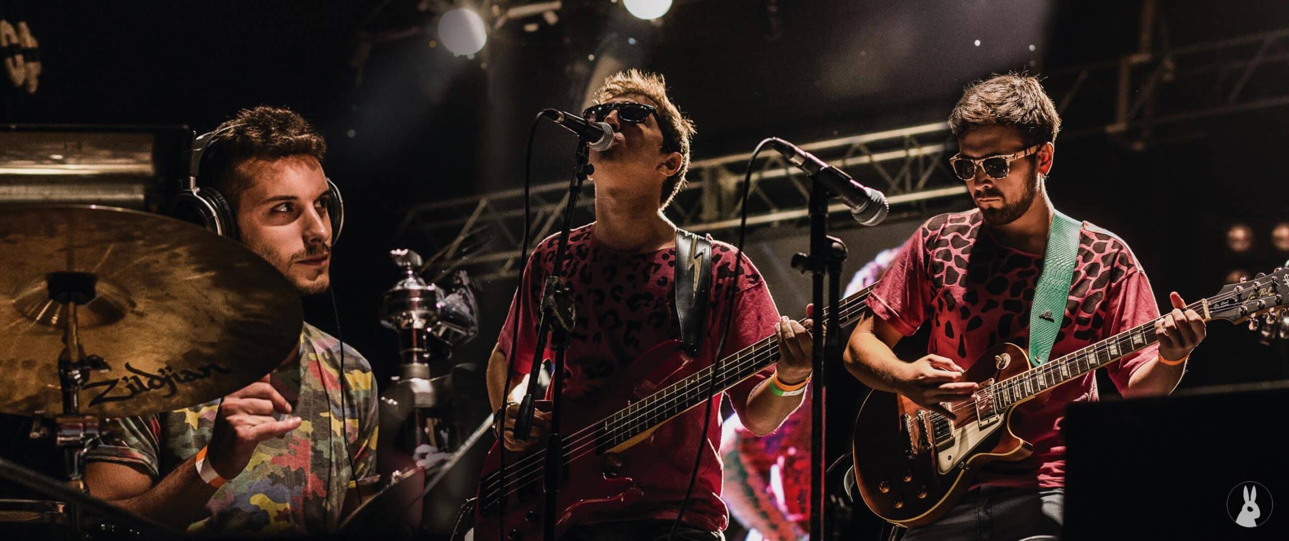 Safari Pop: "No hay fórmulas para hacer música" - Entre su debut en vivo en agosto de 2015 y el lanzamiento de su primer video en febrero de 2016, Safari Pop comenzó a cranear lo que ahora es la carta presentación del grupo villamariense que se completa con Manuel Abad (voz y guitarra) y Agustín Massafra (batería y percusión). bed192d1 299b 4e29 8400 b1d0de92be63 scaled