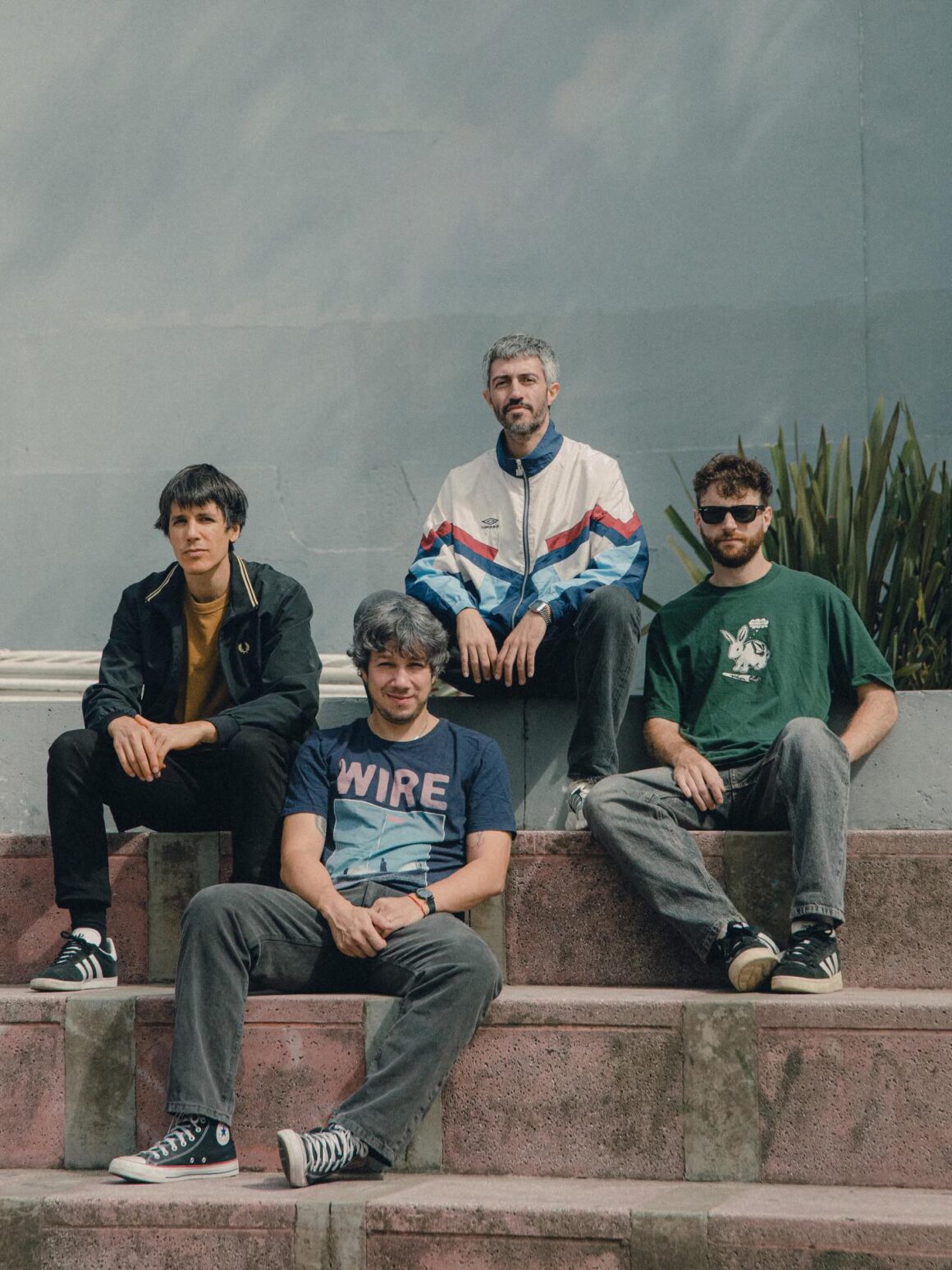 Bestia Bebé - Desde el barrio de Boedo y para el mundo llegó Bestia Bebé. Cuatro amigos haciendo canciones que hablan sobre la amistad, el barrio, el fútbol en todas sus dimensiones, los autos y el amor. Con guitarras y voces al frente, la banda siguió la escuela de grupos como Guided by Voices, Weezer, Pavement, Sonic Youth, pero también mezcla influencias heavyes y punks como Ramones, Mal Momento, Almafuerte y Metallica. Bestia Bebé
