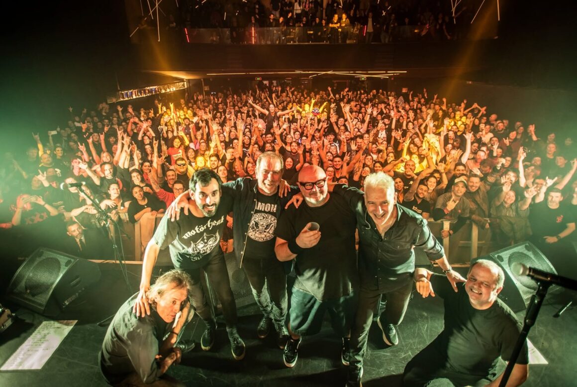 Buitres - Los años posteriores fueron de un constante crecimiento de la fama de Buitres. En 1993 editan un disco doble, el cual contenía los trabajos de sus dos primeros discos, y el álbum Maraviya, alcanzando ambos la distinción de Disco de Oro. Durante este periodo surgieron algunos de los mayores éxitos de la banda: "Ojos rojos", "No es una pena" y "Condenado el corazón". Ese año tienen su primer gran recital: el concierto en el Teatro de Verano de Montevideo frente a 5.000 espectadores. Buitres