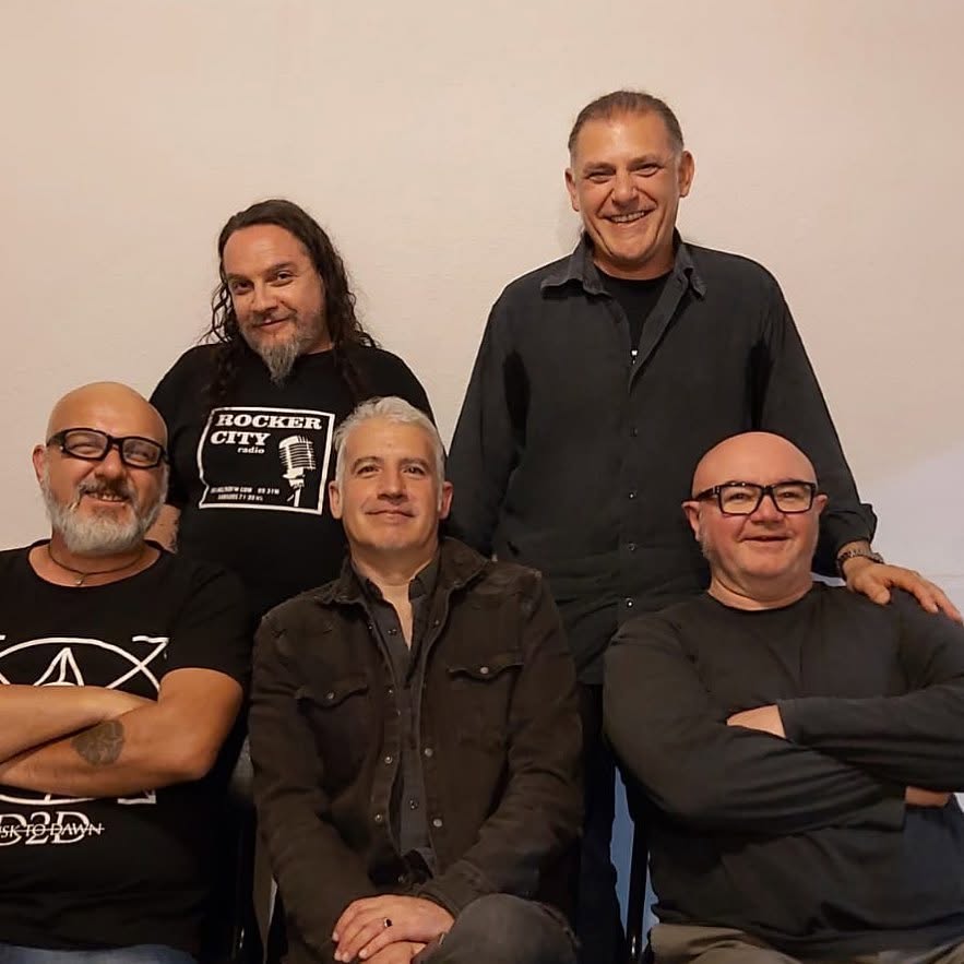 Buitres - Los años posteriores fueron de un constante crecimiento de la fama de Buitres. En 1993 editan un disco doble, el cual contenía los trabajos de sus dos primeros discos, y el álbum Maraviya, alcanzando ambos la distinción de Disco de Oro. Durante este periodo surgieron algunos de los mayores éxitos de la banda: "Ojos rojos", "No es una pena" y "Condenado el corazón". Ese año tienen su primer gran recital: el concierto en el Teatro de Verano de Montevideo frente a 5.000 espectadores. Buitres
