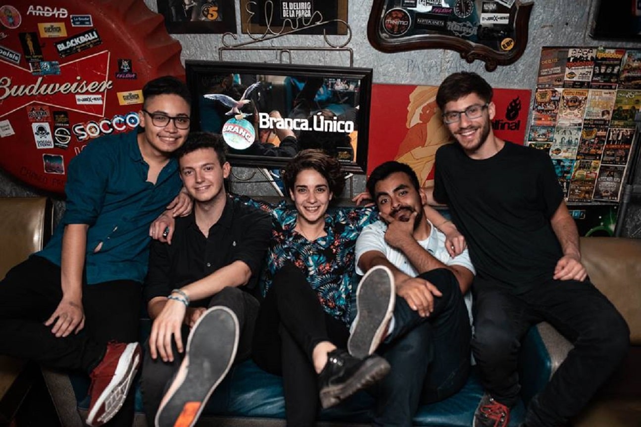 Rhino: "Este año fue bisagra para nosotros" - La joven banda cordobesa de rock alternativo lanzó su interesante segundo material discográfico, "Eclosión". “Tanto a nivel musical y artístico como a nivel humano, este nuevo material nos dio la oportunidad de mostrar que acá estamos, que esto pensamos, que esto sentimos ahora o en algún momento y que hay mucho camino por conquistar. Es nuestro grito ante todo lo que se está viviendo”, afirma la voz cantante Agustina Busleiman. ¿De qué trata "Eclosión"? Nos costó mucho tiempo encontrar una palabra que resumiera el concepto del hilo que unía todas las canciones, quizás porque teníamos mucho para decir. “Eclosión” significa romper el cascarón, salir, nacer, renacer, crecer y eso fue lo que sentimos con este nuevo disco. Como banda, este año que pasó, y en el que pasaron muchas cosas, nos hizo dar cuenta de que teníamos que romper todo lo que nos limitara, todo lo que significara un tope. ¿En qué se diferencia al álbum anterior y qué cosas conservaron de aquel material para plasmar en este? El anterior quizás no fue hecho tan a conciencia como este. Éramos pibes que estaban empezando a encontrarse y a ver todo lo que es este inmenso mundo de la música. Este nuevo EP nos encontró un poco más atentos, más confiados, con un poco más de experiencia, con otras cosas un poco más claras. Este disco nos atravesó de una forma muy distinta. Sin embargo, mantuvimos la forma de composición. Siempre entre todos, siempre aportando cada uno desde lo que sabe y lo que puede, con la diferencia de que ahora todos podemos un poco más. ¿Por qué decidieron sacar un disco corto y no un Larga Duración? Teniendo en cuenta los procesos por los que pasamos este año como banda, sacar un EP y no un disco de diez o más canciones nos pareció una de las ideas más acertadas. Fue como plantearnos micro objetivos a cumplir para volver a retomar el camino que buscábamos y para ir probando, jugar un poco. De todas formas, quedaron muchas canciones en el filtro que están esperando para ser recreadas y ver la luz también. ¿Existe un hilo conductor entre estas cinco canciones que filtraron de todo lo que tenían en la pre producción? Al principio era un poco confuso, pero con el paso del tiempo y con las mil escuchas que le pegábamos a los temas a cada rato, encontramos distintos hilos conceptuales. Uno de esos es la forma de componer los temas, algo así como “darle a la canción lo que sentimos que necesita” sin delimitarnos dentro de un género. Por otro lado, todos pudimos aportar distintas cosas que hacen al sonido característico de la banda. Otro de los puntos que me parece de los más importantes es que intentamos contar una historia basada en un tercero, en una persona X, en quien sea, transitando problemáticas y sensaciones que en algún momento nos han atravesado. De alguna forma, escuchando el disco de punta a punta, entendimos que aún sin querer nos paramos en el escenario a contar nuestras historias con un hilo que nos ata un poco a todos. ¿Qué balance hacen del año y qué planes hay para 2019? Este año fue bisagra para nosotros. Cambió la formación de la banda y, de la mano de esa ruptura, nuestra forma de percibirnos, nuestra forma de relacionarnos. Hemos podido superar un montón de cosas que nos resultaron muy difíciles. Cada uno de nosotros por separado ha tenido un año muy particular y eso, obviamente, repercutió un poco en este proyecto, pero el hecho de cerrar el año lanzando “Eclosión” es la forma más hermosa de hacerle un moño a todo lo superado y hacerle honor a todo lo que implica romper y salir del cascarón. El año que viene nos está empezando a abrazar desde ya, mientras craneamos una presentación oficial de este material y muchos proyectos que pueden sorprender a más de uno. Viene prometiendo muchas cosas, teniendo ya muchas certezas. Foto: Agustina Paniego c1a5ce4f 586f 4798 92bf 0d644b39c102