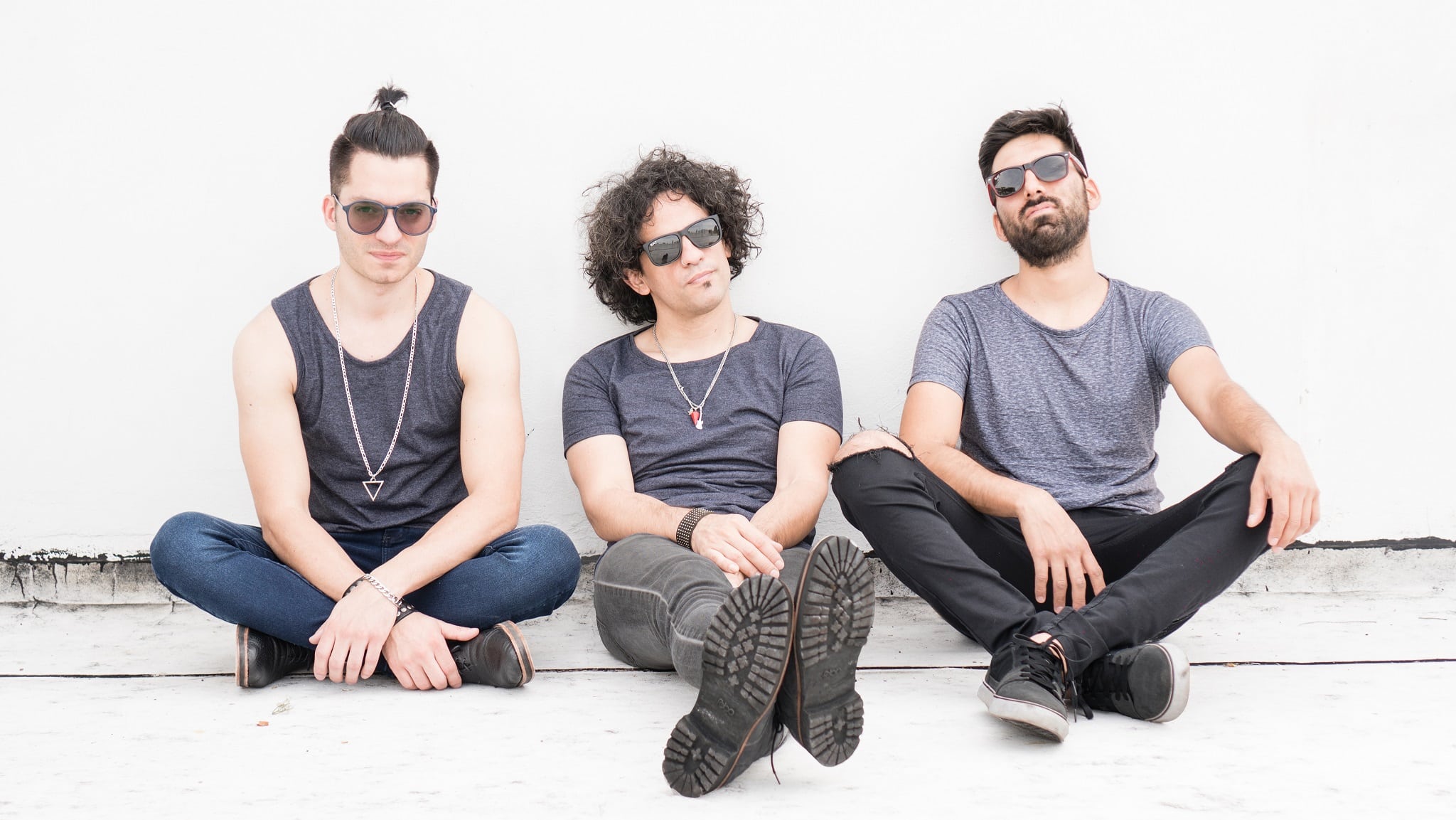Stereopop: "Este proceso nos va a nutrir de nuevos recursos" - El trío bonaerense de pop rock Stereopop lanza su cuarto álbum de estudio en el que versionan distintos temas del rock nacional. “Se dio de manera natural, casi como jugando –cuenta su cantante y guitarrista Diego Luna–. En vivo desde 2017 hacemos ‘Puente’ de Gustavo Cerati, y de manera espontánea fuimos por un lado bastante alejado de lo que es la original. De ahí surgió la idea de agarrar las canciones, desarmarlas y volverlas a armar a nuestro modo, y nos llevó a lugares tan divertidos y mágicos que decidimos darle forma de disco”. “Yo te diré” de Miranda y “Sin cadenas” de Los Pericos son los dos primeros singles elegidos para anticipar este nuevo material del conjunto que lleva diez años de carrera y que se completa con Damián Birschens (teclados) y Alfredo Santillán (batería). ¿Cómo fue la selección de los temas? Salieron de una inmensa lista que fuimos armando, de lo que nos marcó de adolescentes y de comentarios de la gente que nos fue sugiriendo canciones para reversionar. Ante todo, la elección y decisión de cada canción es una suma de varias cosas: lo que fue la canción para nosotros en nuestras vidas, la aventura de llevarlas hacia otro lado, otro estilo, otro ritmo, otra química. Algunas de las que ya llevamos grabadas y lanzadas realmente nos dieron trabajo, ya que encaramos el disco y cada canción como un desafío, experimentar al máximo nuestros recursos y que la obra llegue a lo más alto que la podamos llevar. Tuvimos muy buenas repercusiones de los compositores originales, eso también nos alimenta a sacarle el jugo a cada una de ellas y la motivación que nos dio tales comentarios. Además de este lanzamiento, ¿están pensando en algún disco nuevo con canciones propias? Las canciones van sucediendo, a veces sin buscarlas, en un viaje, en cualquier momento. Tenemos composiciones nuevas que esperamos el próximo año llevarlas a lo que va a ser nuestro quinto disco de estudio. Imaginamos un próximo álbum con toda la sabiduría que ganamos en estos últimos años, más la experiencia de haber trabajado sobre este disco de reversiones, de tan grandes y lindas canciones. Este proceso estoy seguro que nos va a nutrir de muchos nuevos recursos. c3072e34 65a3 4cf8 bbc4 82d44d0376da