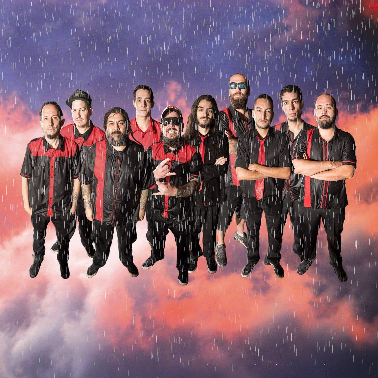 La Estafa Dub: "Nos gusta sumar muchos géneros" - El conjunto neuquino de dub, ska, reggae, rock y todo estilo bailable que exista, agrega pinceladas de electrónica a su abanico de sonidos en su reciente tercer disco, "Tormenta". "La banda nació de otro grupo que se llamaba Another Freak, con el que hacíamos drumandbass y fue como volver a esa raíz y sumar algunas ideas que nos hacen acordar a eso –explica su baterista Héctor "Chakal" Navarro-. Nos gusta sumar muchos géneros y sobre todo jugar con la tecnología. Usamos muchos sintetizadores, groovebox, percusión electrónica; está en la raíz del grupo, como también lo está el rock, el punk, reggae y el dub. Nos permite jugar con todos esos colores y mezclarlos".
La Estafa Dub se formó en 2008 en Neuquén y la integran además de su batero: Luis Ferri (bajo, programaciones, Groove box), Mariano González (trombón y voces), Lisandro Parada (malletkat, percusión y programaciones), Gerardo Armada (guitarra), Lucas Debenedetti (voz), Franco Francisco (trombón y voz), Mario Romero (teclados, percusión y voz), Juan Butarelli (percusión electrónica) y Roberto Palacio (trompeta y voz).
"Varios de los integrantes hacemos música desde los 90 –señala "Chakal"-. Es un estilo de vida. Si bien no vivimos exclusivamente de la banda, todos le dedicamos nuestro tiempo a la música; ya sea tocando, dando clases, haciendo sonido, grabando grupos, produciendo shows. Como dice la canción de Los Cafres: ‘es la música los que nos da vida’. Ninguno se ve haciendo otra cosa".
Cuentan con otros dos discos, "La Estafa" (2011) y "16 formas de ponerse de acuerdo" (2013), hasta que llegaron a su tercera placa la cual aseguran que es la que mejor representa el sonido del conjunto y que la diferencia más notoria con los anteriores materiales fue la forma en que grabaron en toma directa, con la idea de captar el vivo del grupo. "Fuimos al hueso, cada uno tocó lo que toca en vivo y sobregrabamos solo invitados; y en la mezcla sumamos efectos, pero creemos que es muy fiel al vivo del grupo", asegura el baterista.
Para este álbum volvieron a contar, como en los anteriores, con la ayuda de Mario Siperman (Fabulosos Cadillacs) en la masterización.
En tiempos donde Internet acorta las distancias y facilita llegar a más lugares, ¿creen que pasar por Buenos Aires sigue siendo un punto obligatorio y necesario?
Las redes son importantes y te ayudan a contactarte con todo el mundo, pero también hay muchos vende humo, que a través de las redes son Metallica y cuando los ves en vivo no saben ni afinar los instrumentos. Somos de la vieja escuela, de los fanzines, del correo postal, de las giras en bondi; es algo que lo vamos a hacer siempre, seguir girando y tratar de llegar a todos lados y que la gente pueda escuchar la banda en vivo, es lo mejor y es motivador. Cada lugar tiene su momento y su importancia. Buenos Aires es un lugar donde podés encontrarte con muchos grupos amigos que viajan a Neuquén y hacés ida y vuelta, pero también queremos hacer Córdoba, Santa fe, Mendoza, San Luis y la Patagonia.
La Estafa Dub se presentará el viernes 14 de julio en El Emergente Abasto. Gallo 333, CABA. c32f0aa3 c1c1 49a7 9015 096ab06b8aed