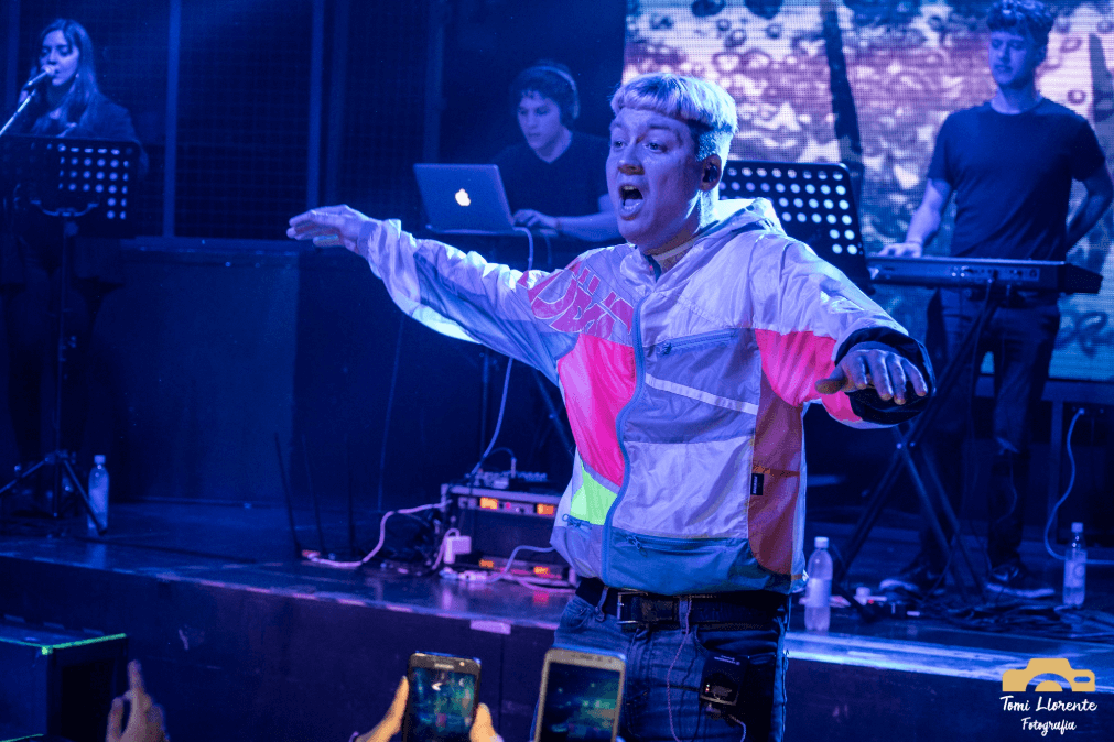 Emanero en El Teatrito - El rapero y artista urbano Emanero se presentó en El Teatrito con un repertorio basado en temas de su cuarto disco, "Tres mil millones de años luz", y hits de sus trabajos anteriores. Las fotos son de Tomi Llorente. c4eaab22 9fee 42a0 a491 ab2bcf717239