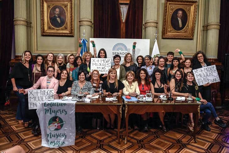 Presentaron un proyecto de Ley de Cupo Femenino en la Música - La cantante Celsa Mel Gowland, según escribe Sebastián Feijoo en Tiempo Argentino, es una de las impulsoras del proyecto que fue presentado oficialmente en el Senado. Pretende achicar la brutal disparidad en la presencia en festivales de artistas hombres y mujeres. Según un relevamiento, la Argentina es el país con menor participación femenina en grandes eventos.
Todo empezó con una discusión en las redes sociales. Los anuncios de los artistas participantes en una serie de importantes festivales arrojaban una presencia ínfima de mujeres. Aquella foto ocasional de 2018 subrayaba una situación histórica. Pero el debate digital no quedó en la nada. Empujó a la cantante Celsa Mel Gowland a unir fuerzas con colegas como Hilda Lizarazu, Isabel de Sebastián, Mavi Díaz, Nora Sarmoria, Lula Bertoldi, Lucy Patané, Mariana Bianchini, Barbarita Palacios, Carolina Peleritti, Liliana Vitale, Elbi Olalla y Nelly Gómez. El trabajo colectivo y la sumatoria de voluntades les permitió llegar al proyecto de Ley de Cupo Femenino de Acceso de Artistas Mujeres a los Escenarios.
“Este es un reclamo de trabajo y equidad. Hicimos un relevamiento y nos dimos cuenta que la participación de mujeres en los festivales de la Argentina es la más baja de toda la región. No queremos quedarnos en el pasado. Pero estamos muy comprometidas para cambiar esta realidad”, señala Mel Gowland.
Una relevamiento realizado por Mel Gowland, Alcira Garido y Mercedes Liska –que alcanzó a 46 festivales– reveló que el porcentaje promedio de mujeres incluidas en dichas programaciones es inferior al 15 por ciento. El proyecto de ley, por su parte, propone establecer un piso del 30. Ese porcentaje incluiría artistas solistas, agrupaciones conformadas por mujeres y a músicas integrantes de formaciones mixtas. Mel Gowland destaca: “Existen muchas causas que favorecen esta situación. La principal es la miopía de productores y curadores. Pero también influye que el ritmo de profesionalización de la mujer es mucho más lento porque, entre otras cosas, debe asumir tareas de cuidados de niños y adultos mayores. Estos últimos aspectos no serán sencillos de solucionar. Por eso ahora apuntamos todos nuestros esfuerzos a achicar la brecha en los festivales”.
El proyecto que fue presentado oficialmente ayer en el Senado ya tiene el apoyo de 15 senadores y senadoras de diferentes bloques. La idea es que se trate antes de fin de año. “Nos estamos perdiendo de muchas artistas mujeres, de muchas visiones de nuestra país, por eso necesitamos un marco legal que tienda a acortar la brecha y que se ponga en funcionamiento cuanto antes”, destaca Mel Gowland.
La iniciativa fue presentada por la senadora Anabel Fernández Sagasti (FpV, Mendoza), pero en nombre del colectivo de artistas mujeres. El objetivo es que la tensión entre los diferentes bloques de la Cámara Alta no dificulte la aprobación de la normativa.
“El talento de las músicas mujeres existe y sobra. Lo importante es que le den un lugar justo para que se desarrolle. Tenemos que destapar los oídos –destaca Mel Gowland–. Todavía algunos productores dicen que las mujeres no son convocantes, pero miramos al mundo y gran parte de los artistas más exitosos son mujeres. Tenemos que evolucionar”. c8935151 0bea 41a8 a739 c1516107aaa0