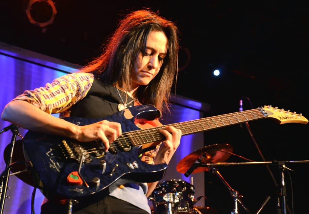 Carina Alfie - Carina Alfie integró desde 1988 varias bandas femeninas, como Rouge Band, Angel, Heroínas o Paysana. Luego fundó Lunátycas, y paralelamente comenzó un trabajo más introspectivo y exploratorio de rock instrumental. Carina Alfie