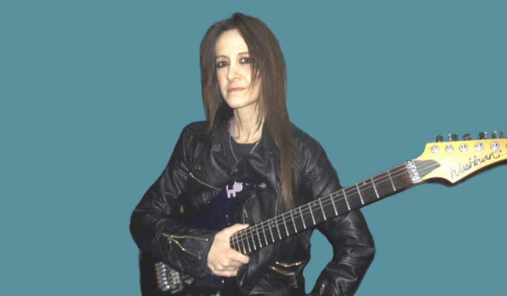 Carina Alfie - Carina Alfie integró desde 1988 varias bandas femeninas, como Rouge Band, Angel, Heroínas o Paysana. Luego fundó Lunátycas, y paralelamente comenzó un trabajo más introspectivo y exploratorio de rock instrumental. Carina Alfie