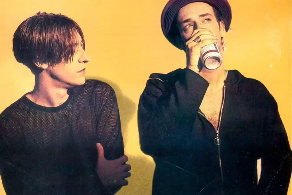 Cerati / Melero - "Colores santos" es un álbum de estudio lanzado en el año 1992 por Gustavo Cerati y Daniel Melero. El álbum cuenta con colaboraciones destacadas, como la participación de Flavio Etcheto en las trompetas y los coros a cargo de Carola Bony en el tema "Pudo ser". Cabe destacar que el álbum nunca fue presentado formalmente en vivo. Cerati y Melero. Foto: Gabriel Rocca