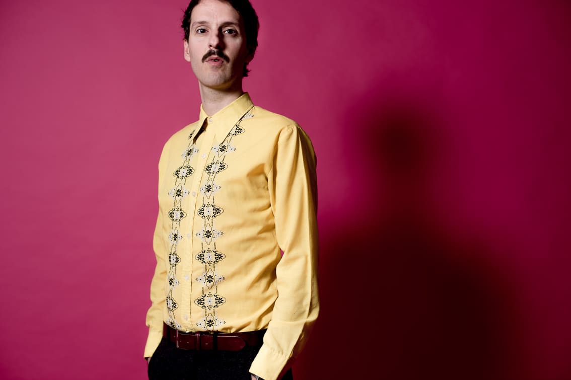 Hans Laguna: "Pop de autor" - El músico y productor español llegó a la Argentina para presentar su cuarto disco solista, "Manual de fotografía", y comenzar a gestar su propio público. "Vengo a tocar mis canciones en pequeño formato, así que espero conectar con el público desde la honestidad y la cercanía –confía el cantante y guitarrista catalán-. Empiezo a darme a conocer, así que pretendo venir cada cierto tiempo a tocar aquí y poder ir construyendo poco a poco un público afín". Hans Laguna ha visitado estas tierras en otras oportunidades como guitarrista del asturiano Nacho Vegas, pero en esta ocasión llegó para mostrar su propio material con dos fechas a principio de septiembre en el barrio porteño de Palermo. Señala que, además del idioma, siente que comparte con los argentinos cierta sensibilidad y sentido del humor. Reconoce no estar tan familiarizado con la música argentina salvo figuras como Andrés Calamaro, Charly García y Spinetta; aunque sí menciona conocer artistas "indies" como El Mató A Un Policía Motorizado, Juana Molina y Francisco Bochatón, y del mundo del folklore remarca a Atahualpa Yupanqui o Leda y María (el dúo conformado por Leda Valladares y María Elena Walsh). El cantautor español -además de llevar adelante una carrera como sociólogo- tiene editados cuatro álbumes: "Primeras marcas" (2012), "Oteiza" (2013), "Deletrea" (2014) y el reciente "Manual de fotografía" (2016). Para aquel que no te conoce, ¿cómo describirías tu sonido? Hago una especie de pop de autor, con medios tiempos y un carácter meditativo. Mezclo diversas influencias y sonoridades, ampliando los límites de las canciones, pero tratando de no perder mi voz. En tu último disco te nutriste de varios sonidos que fuiste recogiendo en distintos viajes por el mundo. El gran hallazgo fue incorporar diversas capas de percusiones de todo tipo. En general, pretendía ser más luminoso y menos "ombliguista". El proceso se alargó mucho más de lo esperado y fue complicado en lo artístico y en lo personal, pero siento que al final valió la pena. cf034477 da71 4609 8a3f 61e42a1c8674