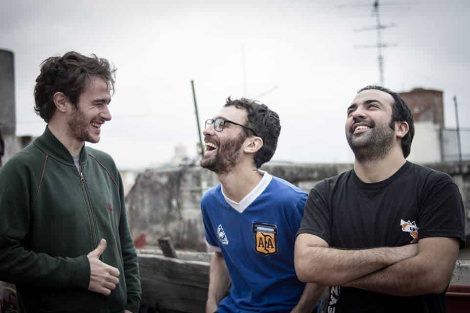 Ciruelo: "Las canciones hablan de nosotros" - El conjunto de Buenos Aires está conformado en la actualidad por Manuel Eguía (voz y guitarras), Tiago Vega (bajo) y Toto Ciccone (batería). Los dos primeros también forman parte de la banda que acompaña a Balbis, quien aportó su voz para la canción "De este verdor" del más reciente álbum de Ciruelo. ciruelo