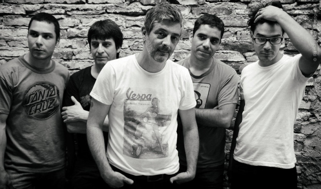 Ciudad de los Sauces - "Viajeros" fue el simple debut y adelanto con dos canciones que luego formaron parte del primer álbum de quinteto. La música, arreglos, arte y producción estuvo a cargo de Ciudad de los Sauces. Las canciones fueron compuestas y escritas por Fede Kempff. Este simple se grabó en La Cabina estudio entre abril y mayo de 2016 y fue mezclado y masterizado por Gaston Curcio. Se publicó para descarga gratuita en Bandcamp y para escuchar en YouTube. Ciudad de los Sauces