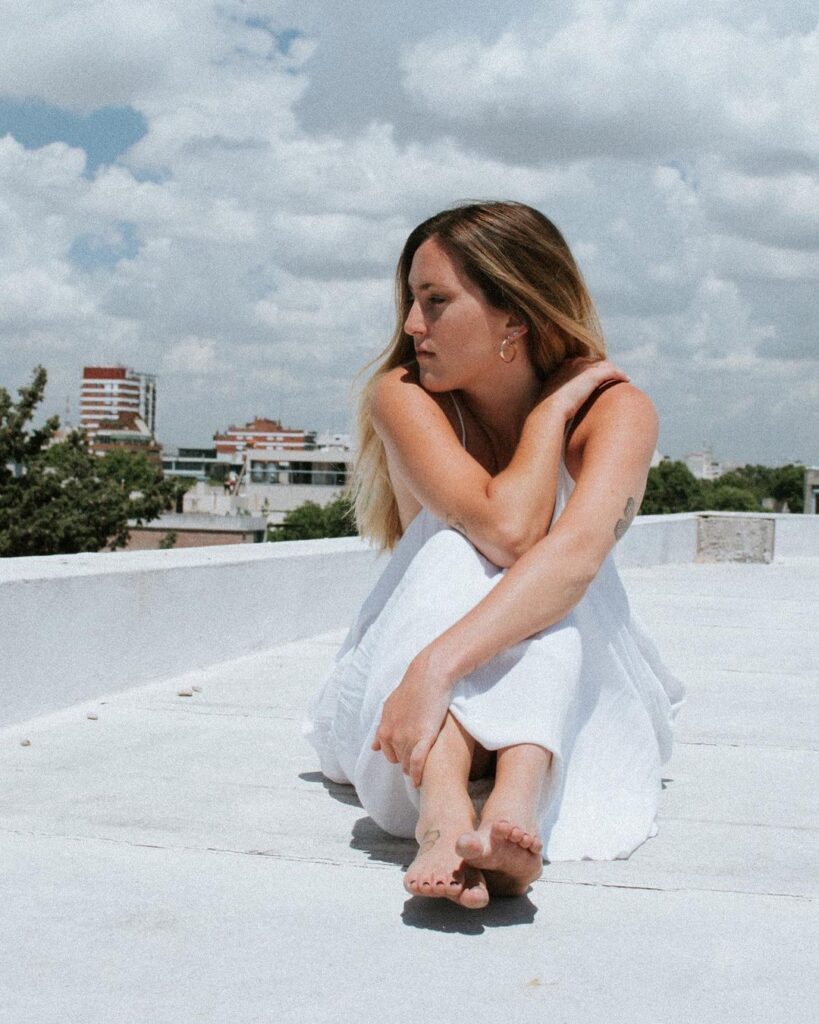 Clara Ballestero - Con esas vivencias presentes, Clara Ballestero emprende su propio camino solista en 2018. Esta nueva etapa la encara junto al productor David Bensimon con quien comienza a componer y producir su primer material de estudio. Clara Ballestero. Foto: Dolores Luna