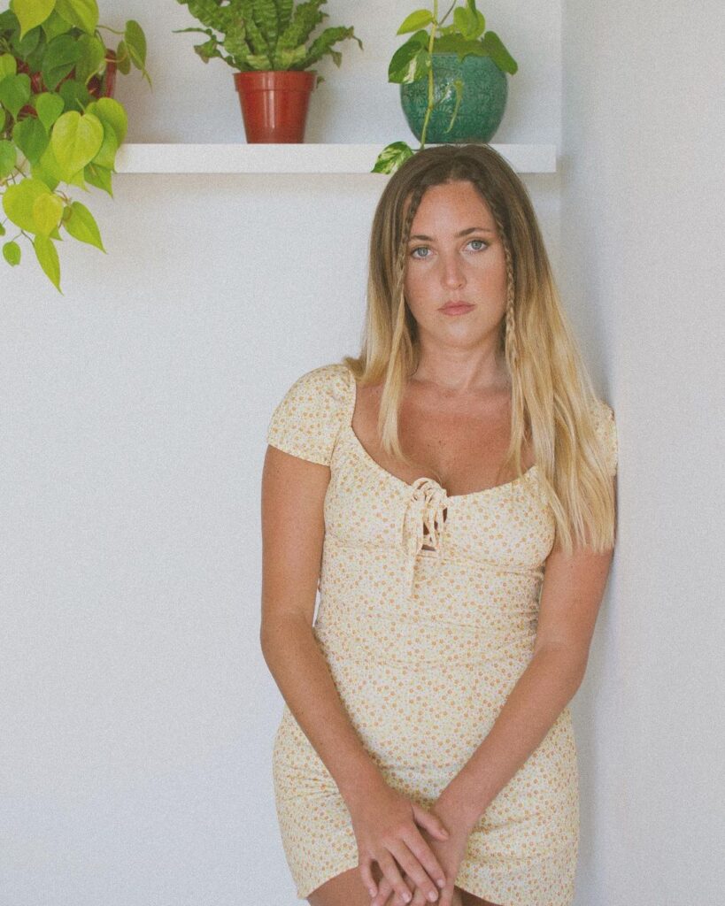 Clara Ballestero - Con esas vivencias presentes, Clara Ballestero emprende su propio camino solista en 2018. Esta nueva etapa la encara junto al productor David Bensimon con quien comienza a componer y producir su primer material de estudio. Clara Ballestero. Foto: Dolores Luna