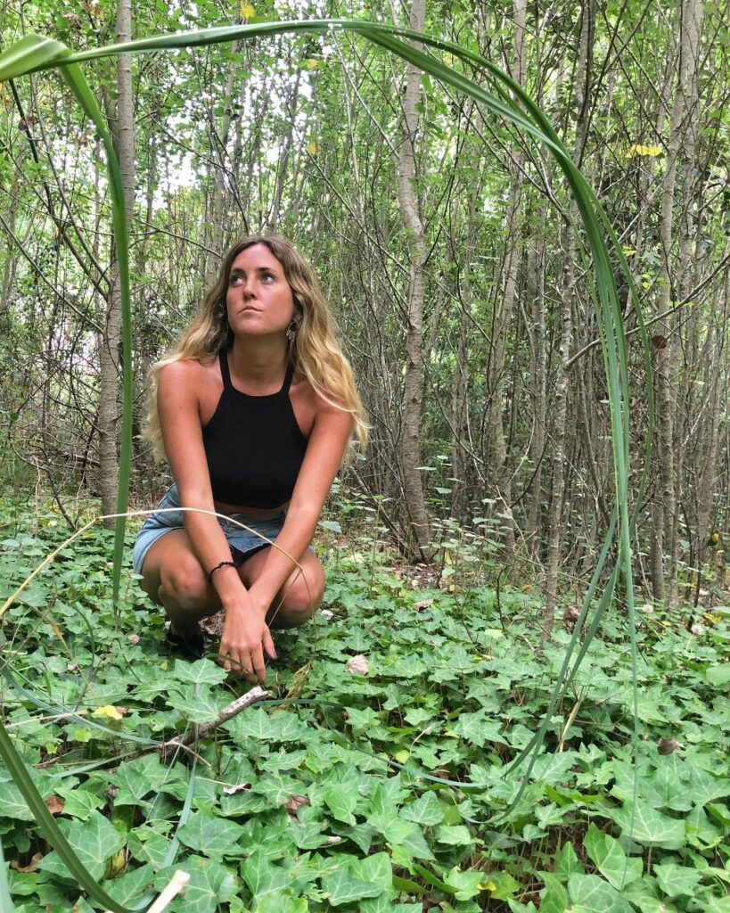 Clara Ballestero - Con esas vivencias presentes, Clara Ballestero emprende su propio camino solista en 2018. Esta nueva etapa la encara junto al productor David Bensimon con quien comienza a componer y producir su primer material de estudio. Clara Ballestero. Foto: Facebook de la artista