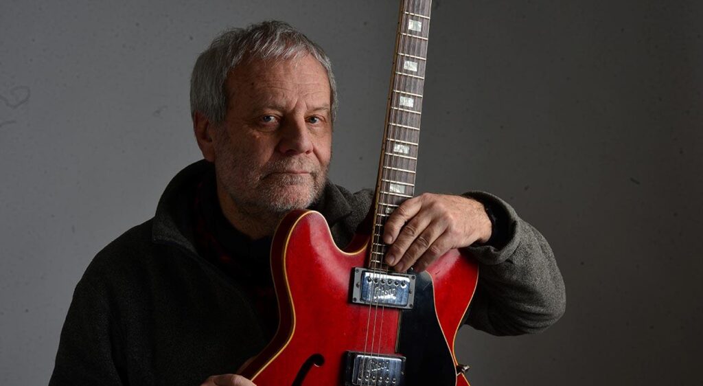 Claudio Gabis - Claudio Gabis (18/03/49) fue guitarrista de la primera formación de Los Abuelos de la Nada e integró Manal junto a Javier Martínez y Alejandro Medina, grupo en el cual grabó siete discos. Claudio Gabis