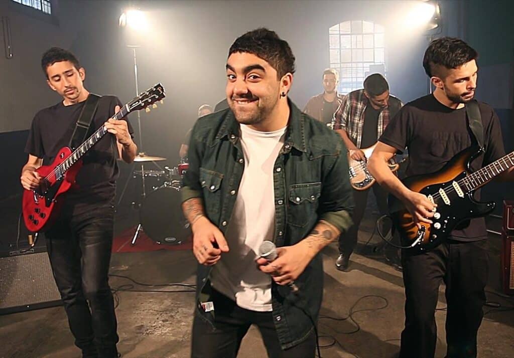 Cruzando El Charco - Desde La Plata, con ritmos rioplatenses, Cruzando el Charco termina de conformarse a mediados del 2012, posteriormente a la grabación de su primer trabajo discográfico: "Perdonar". En ese primer álbum, participaron varios artistas invitados como: Matías González Acuña, Waldemar Fabialdo, Damián Celedón, Luis María Bruvera, Facundo Sánchez, Jeremías Gallo, Ramiro Nievas, Santiago Thill, Lucas Serena, Marcelo Fonatana y Martin Lopez Camelo. Pero la mayoría de los artistas que grabaron no iban a formar parte de la banda que se iba a presentar en vivo. Cruzando El Charco