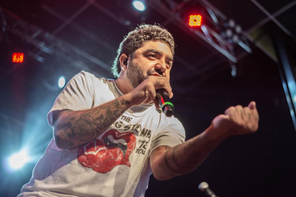Cruzando El Charco - Desde La Plata, con ritmos rioplatenses, Cruzando el Charco termina de conformarse a mediados del 2012, posteriormente a la grabación de su primer trabajo discográfico: "Perdonar". En ese primer álbum, participaron varios artistas invitados como: Matías González Acuña, Waldemar Fabialdo, Damián Celedón, Luis María Bruvera, Facundo Sánchez, Jeremías Gallo, Ramiro Nievas, Santiago Thill, Lucas Serena, Marcelo Fonatana y Martin Lopez Camelo. Pero la mayoría de los artistas que grabaron no iban a formar parte de la banda que se iba a presentar en vivo. Cruzando El Charco