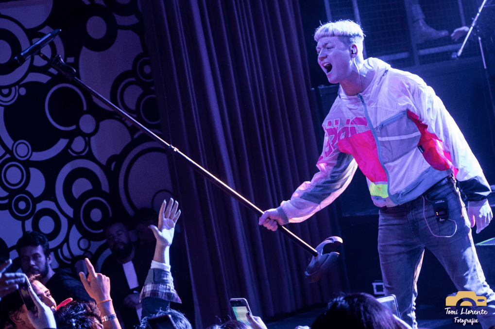 Emanero en El Teatrito - El rapero y artista urbano Emanero se presentó en El Teatrito con un repertorio basado en temas de su cuarto disco, "Tres mil millones de años luz", y hits de sus trabajos anteriores. Las fotos son de Tomi Llorente. d0f6db9b c734 4c2a 8645 5b3982a1c3fc