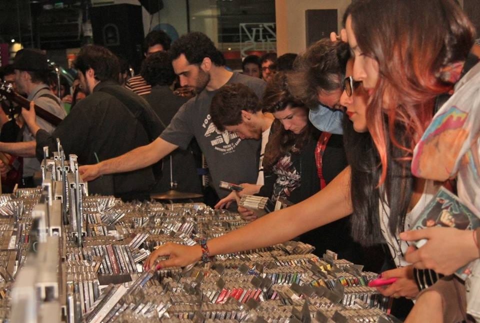 Llega la décima Noche de las Disquerías, más federal que nunca - El próximo jueves 8 de noviembre el evento que organiza la Cámara Argentina de Productores de Fonogramas y Videogramas tendrá shows en vivo, promociones, descuentos y muchas otras sorpresas entre bateas a nivel federal. CAPIF, la cámara que representa a los sellos discográficos de Argentina, cuenta en esta actividad con el apoyo del Gobierno de la Ciudad de Buenos Aires. El año pasado el evento convocó, en la Capital, a más de 40 mil personas que recorrieron los diferentes circuitos y disfrutaron de los artistas que participaron del mismo.
En 2018 será una noche especial ya que la décima movida abarcará distintas ciudades del país que también celebrarán esta acción en simultáneo, el mismo jueves 8 de noviembre. Las grandes cadenas como Musimundo tendrán un importante descuento del 50 % en todos los CDs y vinilos, en varias sucursales de Capital y el Gran Buenos Aires. La promo estará vigente en todos los locales de Mendoza, Entre Ríos, Santa Fe y Córdoba.
En el centro porteño la acción estará concentrada en Zivals (Callao 395) y Blade Cazador de Vinilos (Avenida Independencia 657), aunque también habrá descuentos en otras seis disquerías que pueden conocerse en este link. Precisamente en Zivals, desde las 6 de la tarde, habrá shows en vivo de Foxley, entre otros, además de descuentos del 20 por ciento en CDs y DVDs. Por otra parte, en Blade tocará un DJ desde las 8, habrá 20 de descuento en vinilos y 15 en cassettes y CDs. Otras disquerías no tendrán música en vivo pero sí promociones. En la zona norte de la Capital Federal se podrán aprovechar descuentos y actividades en Notorious (Callao 966), Thor (Av. Santa Fe 1670, local 51) y The Anthology (local 7 de la misma galería). En Notorius, a eso de las 20 tocarán Silvina Moreno y Jorge Vázquez, mientras que en The Anthology, desde las 6, nada más y nada menos que The Rasmus firmará autógrafos.
También habrá opciones en Villa Crespo y Palermo. En Compakta, a partir de las 18, sonarán acústicos de Martín Elizalde, Estímulo, Policromia y Ainda Dúo. En RGS Music (Villa Crespo) hará lo propio Imaginate Camellos, Cristina Dall y Botafogo. En Mercurio se presentarán los Todo Aparenta Normal, entre otros.
La Noche de las Disquerías hará su debut en La Plata, mientras que en la ciudad de Santa Fe se darán varios descuentos y precios especiales. En otra city de esa provincia (Rosario), Amadeus Rock (Córdoba 1369) tendrá un acústico de Patagonia Revelde y descuentos de entre el 20 y el 40 por ciento en toda la mercadería. También habrá ofertas y promos en Utopía Records (Maipú 778, local 8) y Playback (Shopping del Siglo, Córdoba 1641).
Córdoba no se perderá esta 10º Noche de las Disquerías y en Edén Música (Obispo Trejo 15) habrá conciertos del Negro Videla, Silvia Lallana, 5 Sentidos, Bruna Monte y Martín Monguzzi, además, por supuesto, de descuentos de entre el 20 y el 50 por ciento en varios productos. d89df01b 05b1 476f 9e10 5cad9ac47ded