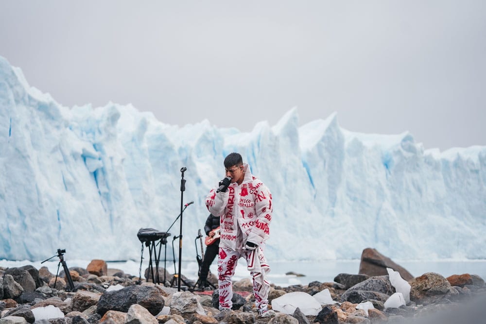 Duki presentó "Desde el fin del mundo" en el Glaciar Perito Moreno de la mano de Movistar - Duki nos tiene acostumbrados a propuestas innovadoras. Esta vez volvió a trascender los límites e ir más allá de lo esperado, viajando hasta El Calafate para presentar su más reciente trabajo de estudio: "Desde el fin del mundo". El show fue transmitido en exclusiva a través del canal de YouTube de Movistar, en vivo para todo el mundo con uno de los paisajes más hermosos de Argentina como escenario: el Glaciar Perito Moreno. dcabe8a7 3597 412c 8745 19a34aac0428