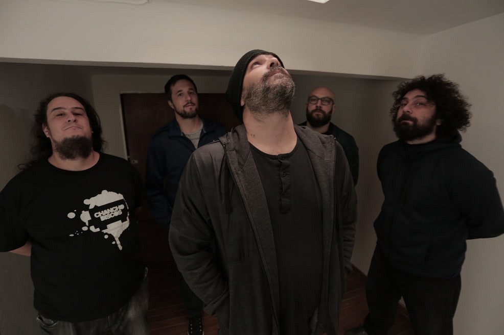 Proyecto Da Silva: “Celebración y rabia" - Editado en CD, vinilo y cassette, Proyecto Da Silva lanzó su segundo álbum, "P.O.P. A.R.T.", donde con mayor presencia de la electrónica invitan más al baile sin dejar de lado las bases de rock progresivo y psicodélico. “Si lo comparamos con el disco anterior, a primera escucha parecen ser sonidos un poco más luminosos o felices; pero al meterte con más detenimiento, me parece que tal vez haya tanta oscuridad como en el anterior –asegura su tecladista Fernando Larrosa–. El baile es atormentado, la felicidad es necesaria para luchar, lo luminoso puede convertirse en una pantalla. Quizá las dos palabras que mejor resumen al disco sean celebración y rabia”.
Formados en 2013 y con un primer disco ("La lógica del sueño") editado en 2016, Proyecto Da Silva es un conjunto que le gusta dar pasos acelerados y arriesgados.
A mitad de 2017 editaron un EP adelanto del segundo material que se materializó un par de meses después bajo el nombre “P.O.P.A.R.T.”, subido a las plataformas digitales y en su clásico formato físico de CD, para que luego se transformara en ediciones en vinilo y cassette, lanzados por el sello discográfico independiente Chancho Discos, que maneja su tecladista junto a otros músicos de la escena emergente.
“Nos gusta estar inquietos y no quedarnos dormidos en la fácil –sentencia Larrosa–. Para este disco jugamos mucho con efectos, mucho delay, mucha reverb. Jugamos con pistas midi y ver hacia qué lugares nos llevaban. Jugamos con samples de canciones que no tenían nada que ver entre sí ni con lo que veníamos haciendo. Jugamos con secuencias y sintetizadores que nos disparaban ideas que minutos antes ni imaginábamos”.
Para este álbum volvieron a contar con la producción de Ezequiel Spinelli, con quien dicen que la relación pasa de discusiones a amor en cada compás, corte o retoque que necesiten las canciones. El tecladista agrega: “Todo ese combo en algún punto es un riesgo, pero si a la música le sacás el riesgo te queda una oficina, una rutina. Preferimos el riesgo y la búsqueda a comprar un paquete cerrado y definido por la seguridad”.
Lanzaron el disco en vinilo y en cassette, ¿los atrae lo retro?
Nos atrae lo retro y nos atrae todo lo último y lo que ni conocemos que está por venir. Nos atraen las diversas posibilidades. El disco está disponible en vinilo y en cassette, también está en CD y por supuesto que también está en todas las plataformas digitales. No somos talibanes de un formato o de otro. Los primeros vinilos que nos compraron fueron algunos conocidos porque es su formato preferido pero también sabemos que en Indonesia, Canadá o Chile nos pueden estar escuchando en este momento por streaming. Casarse con un único formato es desperdiciar oportunidades de llegar a diferentes públicos. Cada formato tiene sus particularidades y pros y contras. Hay que disfrutarlo como sea posible.
Son músicos independientes y llevan adelante también un sello autogestionado, ¿no era suficiente lío con un solo proyecto? Sí, lo era. Ahora son dos líos. Pero lo disfrutamos. Parte de la búsqueda y la inquietud de la que hablábamos antes es lo que nos impulsa. El mercado y la industria de la música cambiaron mucho en las últimas décadas y estos desafíos de juntarnos con otras bandas para armar un sello colectivo es una de las pocas respuestas posibles a esos cambios. Amamos la independencia y depender de nosotros mismos, eso es fundamental.
¿Qué balance hacen de este 2017?
Tremendamente bueno, lo arrancamos en el festival organizado por nuestro sello y que lo vamos a terminar el 22 en El Emergente de Almagro presentando el vinilo. Igual que el año anterior, tocamos mucho en Capital y en varias ciudades del Interior. Compartimos las movidas y los escenarios con más de 25 bandas y eso nos hace muy felices.
¿Y qué planes hay para 2018?
Tenemos planificado grabar un EP con 4 o 5 canciones que ya están dando vueltas. Seguir girando por Capital y el Interior y ver la posibilidad de cerrar unas invitaciones a salir a tocar a algunos países hermanos limítrofes. Son los planes para seguir en la búsqueda y escapar de las rutinas.
Proyecto Da Silva se presentará el viernes 22 de diciembre a las 23.30 en El Emergente Almagro. Acuña de Figueroa 1030, CABA. dd02f8e1 3cfc 4808 acfc 153ebb5e8358