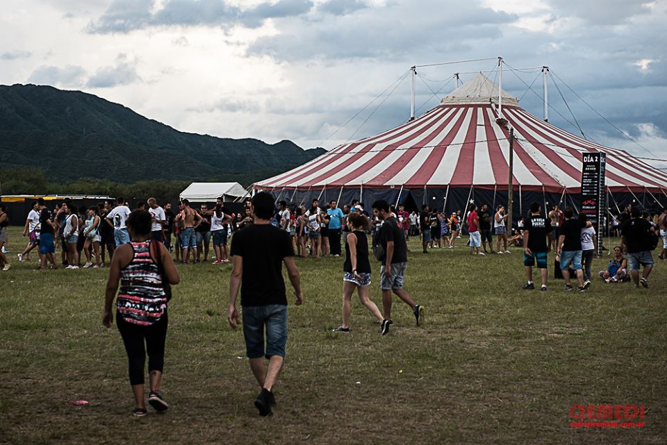 5 razones para llegar temprano a Cosquín Rock - Con más de 180 bandas distribuidas en siete escenarios, durante el 25, 26 y 27 de febrero, valdrá la pena arribar al Aeródromo de Santa María de Punilla cuando el Sol todavía pegue fuerte sobre las sierras cordobesas.
Se sabe que Cosquín Rock ofrece una larga cantidad de actividades y shows hasta altas horas de la trasnoche, y el grueso del público cae con el final de la tarde para ver a los artistas principales, pero también hay bandas desde que se abren las puertas pasado el mediodía que valen la pena disfrutarse.
Aquí cinco opciones musicales para llegar temprano y pasar todo el día completo en el predio.
Perro Ciego
El histórico conjunto salteño de rock formado en 1989 vuelve al festival luego de una década de su última presentación en Cosquín Rock.
Sábado 25 de febrero. 14.55 hs. Escenario Principal. La Perra Que Los Parió
El quinteto de rock que viene de telonear a La Beriso en diciembre en River se presentará en Cosquín Rock por sexta vez mientras siguen mostrando su última placa "Ni tan pronto" (2015).
Domingo 26 de febrero. 15.35 hs. Escenario Principal. Sol Pereyra
La cantante cordobesa radicada en México presentará su reciente cuarto disco solista "Prendete", en el que navega por el reggae, ska, hip hop, rock y cumbia.
Domingo 26 de febrero. 17 hs. Escenario Temático Reggae. El Plan de la Mariposa
El octeto oriundo de Necochea despedirá "Danza de antalgia" (2015) mientras se encuentra en proceso de grabación de su cuarto material discográfico.
Lunes 27 de febrero. 15.15 hs. Escenario Principal. Alejandro Medina
El legendario bajista de Manal formará parte del escenario dedicado a los 50 años del Rock Nacional, donde también se presentará su ex compañero Javier Martínez. Habrá que esperar para ver si se produce algún cruce.
Lunes 27 de febrero. 16 hs. Escenario Temático 50. e00179c00f8f4a1cab59afedfad7688a