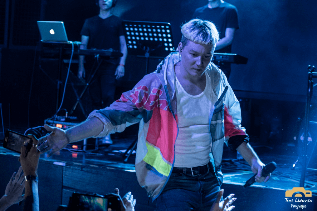 Emanero en El Teatrito - El rapero y artista urbano Emanero se presentó en El Teatrito con un repertorio basado en temas de su cuarto disco, "Tres mil millones de años luz", y hits de sus trabajos anteriores. Las fotos son de Tomi Llorente. e1757f8b 4fd3 4de0 91ef 526eecfe6e55