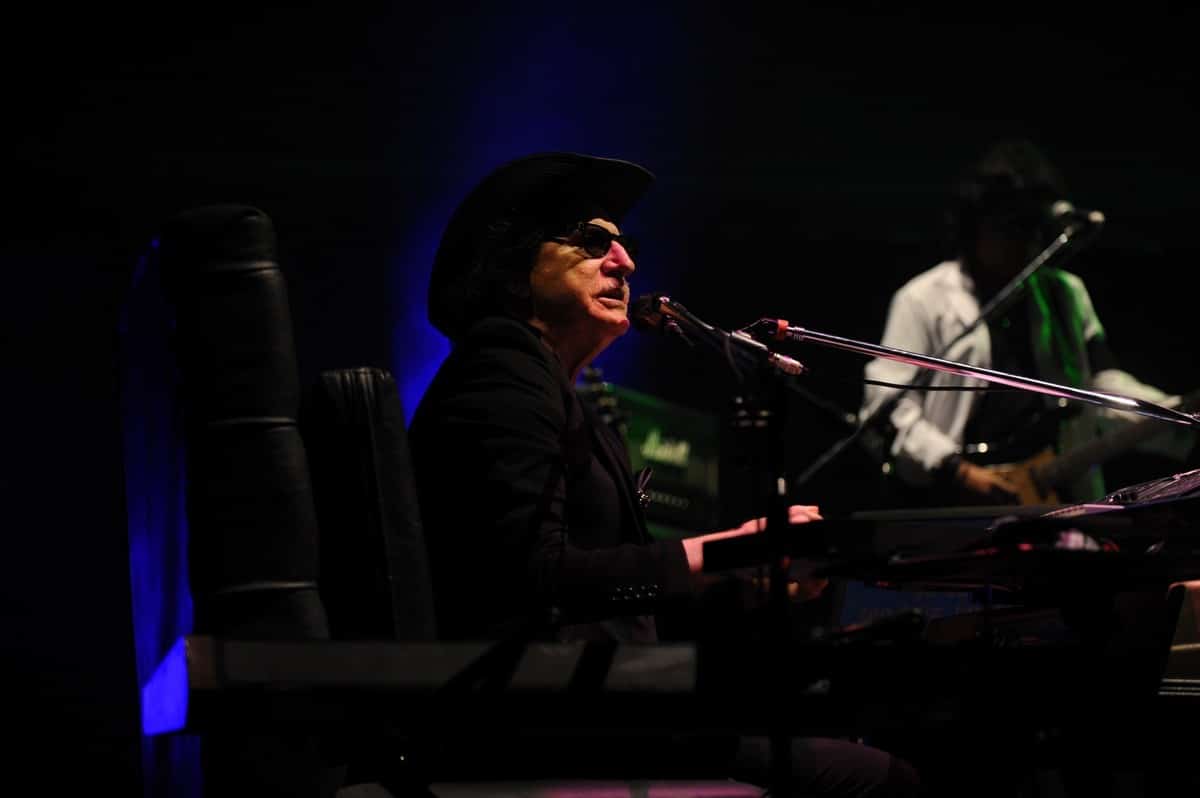 Charly García tocará el lunes 30 de abril en el Gran Rex - Pero el pasado sábado 7 de abril Charly tocó con Turf (presentaba su disco "Odisea") en el Teatro Vorterix, y grabó las canciones "La otra salida" y "Todo a pulmón" con Alejandro Lerner. e2573b22 50a1 46ce 81f1 a05c30aafeff
