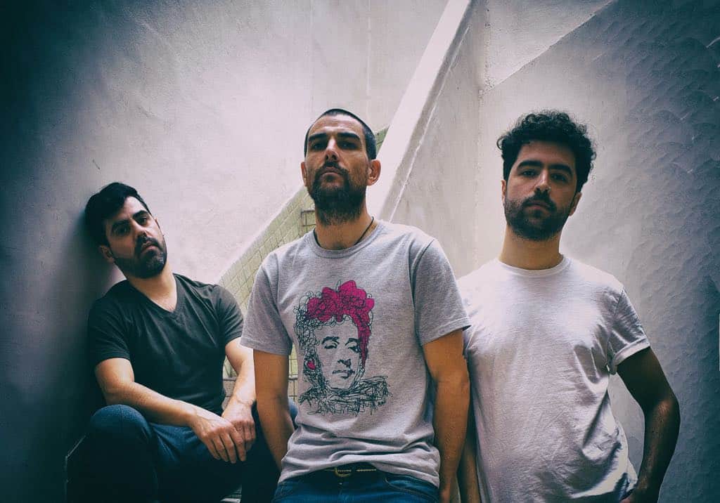 Noúmeno: "La satisfacción más grande es ver a la gente cantando las canciones" - A un año del lanzamiento de su disco debut, “Nadie sabe nada”, el trío de rock Noúmeno tocará por primera vez en el palermitano The Roxy. “‘Nadie sabe nada’ es nuestro ‘hola mundo’ –afirma el bajista Sebastián Eugui– Lo vemos como un fiel reflejo de lo que la banda era y quería en ese momento. Un conjunto de canciones especialmente trabajadas para que fueran simples de digerir, tanto desde los mensajes de las letras como desde lo musical. La satisfacción más grande es ver a la gente en nuestros shows cantando las canciones”.
Formada en 2015, Noúmeno se completa con Marco Siracusano (voz y guitarras) y Fernando Santodomingo (batería). En enero de 2017 lanzaron su primer álbum y remarcan estar muy tranquilos y conformes con el trabajo realizado, mientras adelanta que ya preparan nuevas canciones que mostrarán uha faceta diferente a lo que fue “Nadie sabe nada”.
“Siempre pensamos en componer nuevas canciones, es una constante en Noúmeno, es nuestro motor –señala el bajista–. Estamos finalizando la mezcla de lo que será nuestro segundo disco que verá la luz a principios de 2019. En un primer momento pensamos realizar el lanzamiento este 2018, pero decidimos darle más tiempo de rodaje a ‘Nadie sabe nada’, ya que todavía no cumplió ni siquiera dos añitos. Lo que se viene es realmente distinto, con instrumentos cumpliendo roles diferentes a los establecidos en el primer álbum, y tomando influencias incluso de series y películas que miramos”.
Al momento de resaltar el punto fuerte de la banda, Sebastián hace hincapié en el amor por hacer canciones y el desafío de que puedan estas ser cada vez mejores y agrega: “Esto nos motiva, nos mueve y nos sumerge en todo lo que pasa en la industria de la música en general, no solo en lo que se refiere a todo el proceso creativo y compositivo, sino también en todo lo referido en llevar nuestra música a los oyentes”.
Noúmeno se presentará el domingo 12 de agosto, a las 20, en The Roxy Live. Niceto Vega 5542, CABA. e25fa60a 33b1 4c23 a8e4 b79d32b7105e