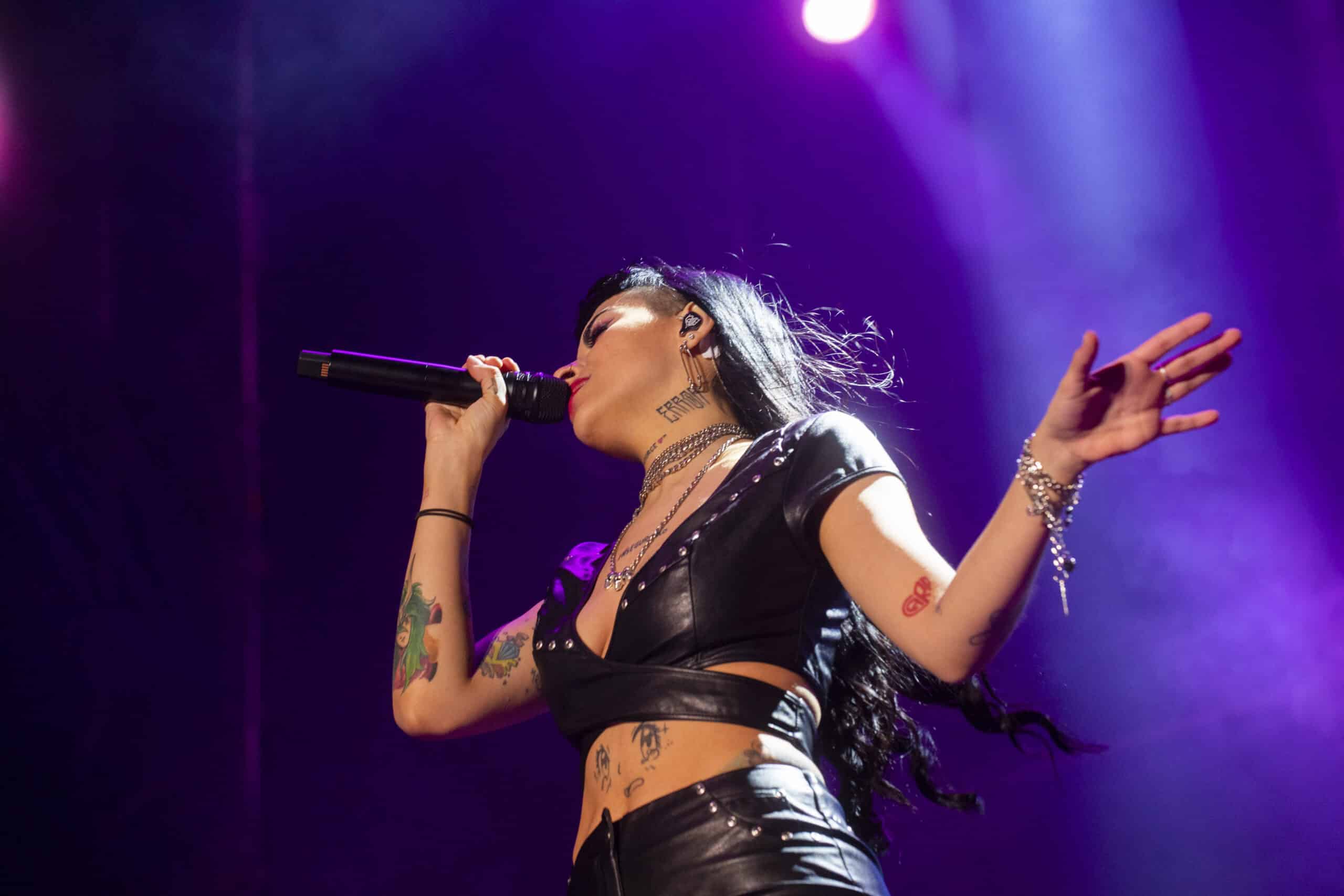 El trap se dueñó del Movistar FRI Music en Pinamar - El sábado pasado, Movistar realizó una nueva edición de su emblemático festival Movistar FRI Music para miles de personas en Pinamar, con algunos de los mejores exponentes locales del trap actual: Cazzu, Khea, Ca7riel y Paco Amoroso. La encargada de la apertura fue DJ Uopa Nachi, que puso a bailar a la gente que se acercó desde temprano a Av. Quintana y Del Tridente, con entrada libre y gratuita. e3bbce85 fe51 4cc3 8947 bbeae2580976 scaled