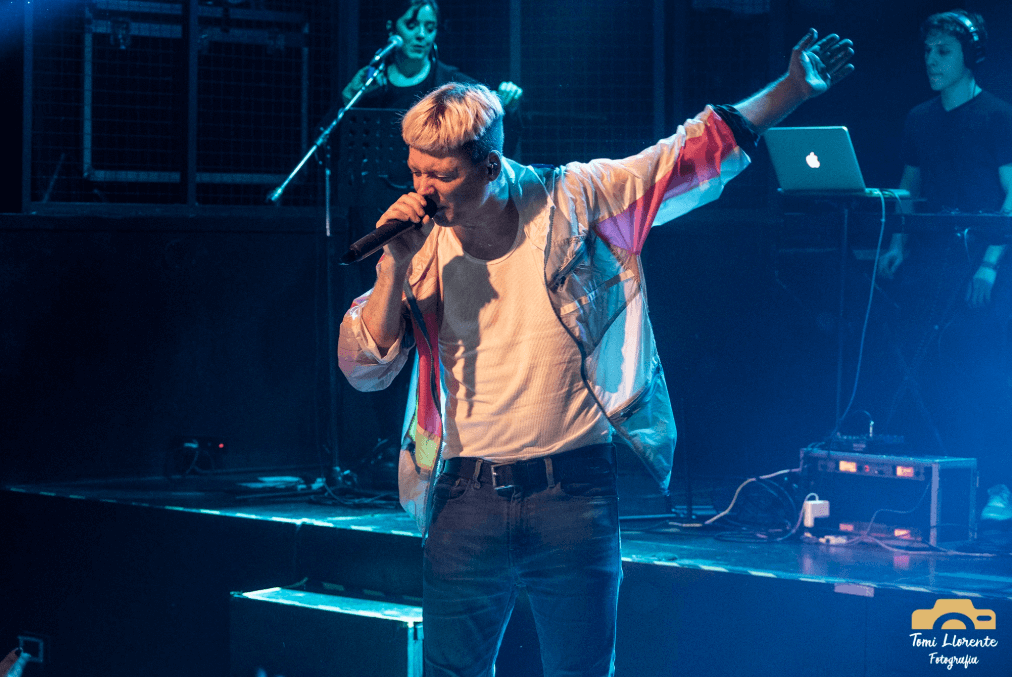 Emanero en El Teatrito - El rapero y artista urbano Emanero se presentó en El Teatrito con un repertorio basado en temas de su cuarto disco, "Tres mil millones de años luz", y hits de sus trabajos anteriores. Las fotos son de Tomi Llorente. e49e377c 8495 47a0 9be1 5a7b0349b8e6