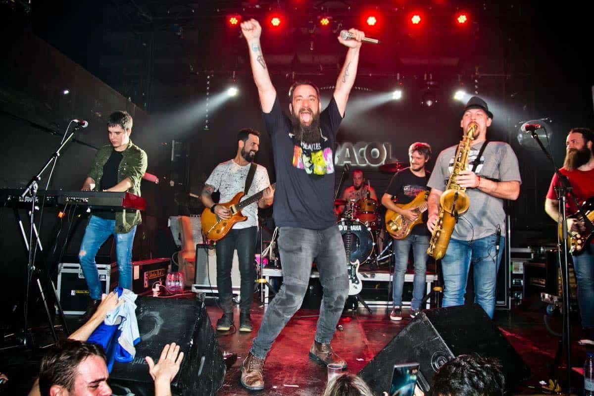 Las Pastillas del Abuelo vuelve a Rosario, en abril - El combo pastillero tocó el pasado 13 de octubre, en lo que fue el debut del Festival Bandera en el óvalo del Hipódromo rosarino. En este caso vuelven a Rosario para recorrer toda su carrera en una especial noche, que contará con los bonaerenses Jeites, que proponen una vuelta por sus canciones populares y mensajes positivos. e96f050c c6f6 4154 bf01 657ba900fd71
