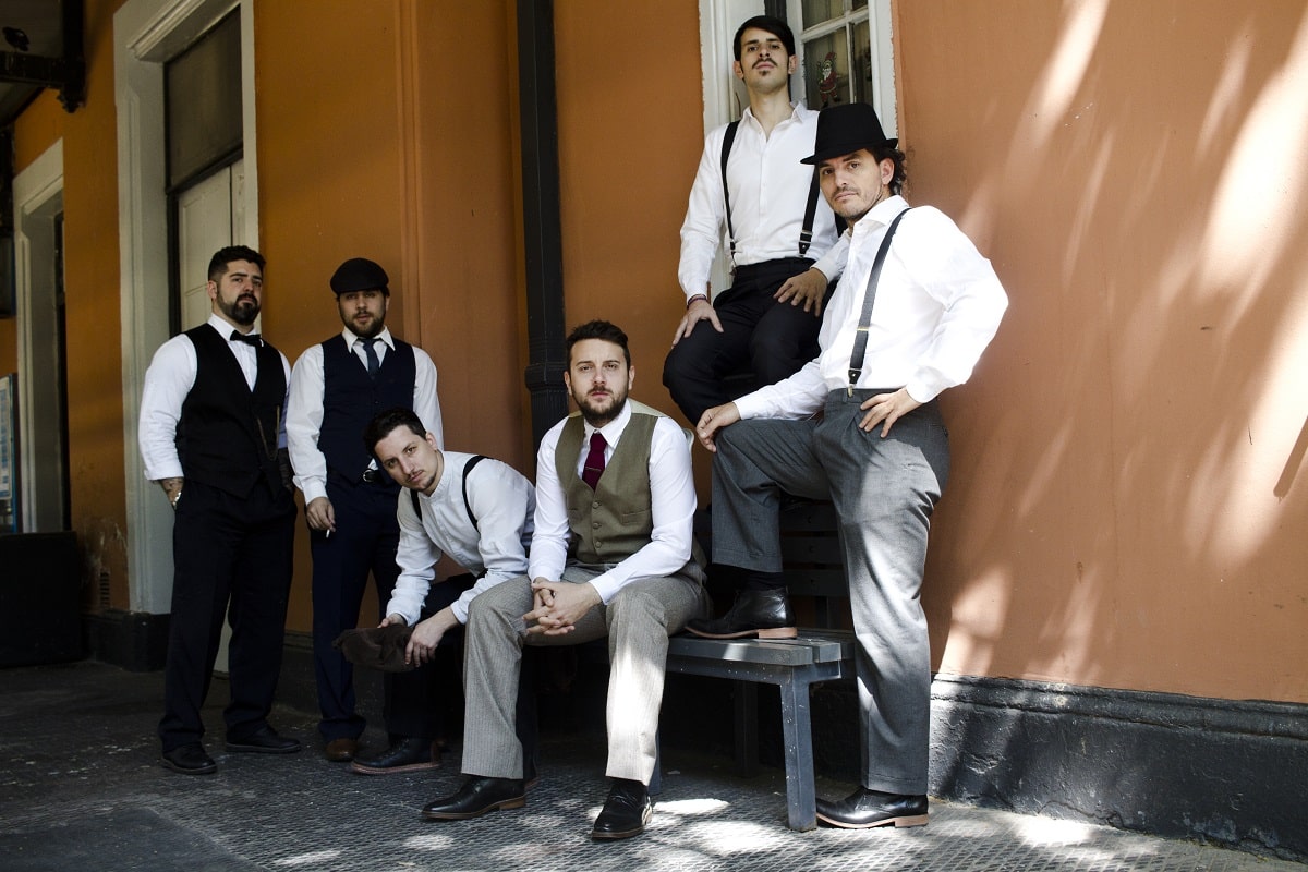 Doctor Brown: "Salir a tocar sigue siendo algo mágico" - Luego de haber lanzado este año "Sintiéndome vivo", grabado en el porteño Roxy Live, el conjunto de rock pop de Vicente López culmina el 2018 en el Teatro Sony con un show electroacústico. "Es una forma de hacer algo distinto, para no ir siempre con la misma propuesta, para no aburrir al público y tampoco a nosotros mismos -afirma el bajista Matías Genzone-. Este planteo nos obligó a ver las canciones desde otro modo, flashear con los arreglos, con los invitados, darnos el lujo de tener un cuarteto de cuerdas para algunas canciones, a trabajar mucho en pos de un resultado, que ojalá guste tanto como lo venimos disfrutando nosotros". ¿Qué repercusiones tuvieron desde el lanzamiento de "Sintiéndome vivo" hasta este fin de año? Fue bastante particular, porque fue nuestro primer disco digital, con lo cual no hubo una fecha grande de presentación formal y nos enfocamos mucho más al material audiovisual. Las repercusiones fueron muy buenas y estamos muy contentos con el resultado. Un álbum en vivo, cuando solamente tenemos dos discos de estudio, puede ser un poco osado, pero teníamos ganas de plasmar la fuerza de la banda en vivo y poder tener, en calidad profesional, material audiovisual donde se note cómo trabajamos la puesta en escena. ¿Qué balance hacen del año? Lamentablemente, la situación económica y social del país afecta mucho a nuestro ambiente. Siempre hablamos con bandas amigas que cada vez cuesta más cortar tickets, así que tuvimos que sacrificar un poco los lugares donde estuvimos tocando. Hicimos shows más íntimos en formato acústico, y no tantos lugares de mayor convocatoria, y a su vez, mayor costo. De todos modos, estuvimos muy activos y hemos tenido fechas a lo largo de casi todo el año, y eso es importante. ¿Sienten que ya encontraron el sonido que quieren para Doctor Brown? Sí y no. Nos gusta nuestro sonido, pero me parece que es algo que va mutando constantemente. Si bien está bueno tener un estilo propio, que se puede encontrar en muchas bandas desde la composición, letras o algunos jeites, que es algo que nosotros tenemos. Creo que constantemente vamos evolucionando y mutando la forma en que queremos hacer música. De un disco a otro sumamos teclados, vientos, luego pasamos a tener tres guitarras en vivo, ahora vamos a experimentar con versiones más soft, con instrumentos que jamás pensamos tener arriba de un escenario. Quizás mañana saquemos un disco con partes electrónicas o una guitarra y voz (risas). ¿Están componiendo temas nuevos para un nuevo álbum? Sí, estamos componiendo y es nuestra meta principal una vez que pase la fecha del Sony. Nos cuesta imaginar hoy en día el concepto de un "disco", ya que el consumo de la música cambió, y también la forma en que las bandas afrontamos el proyecto. Probablemente encaremos una serie de EPs con canciones nuevas, quizás conceptuales, tenemos ganas de experimentar un poco por ese lado. Sinceramente, con lo costoso que es, además de no ser tan necesario como antes, veo difícil que eso se transforme en un disco físico, pero sí seguramente en un disco digital cuando hayamos juntado varios EPs. ¿Cuál dirían que es el fuerte de Doctor Brown? Me parece que nuestro fuerte son los shows en vivo. Los discos están buenísimos y muy bien logrados, pero en vivo es cuando realmente podés transmitir a la gente la energía, el entusiasmo, el clima, conectar con todos los que estamos en ese lugar y en ese momento. Salir a tocar para nosotros sigue siendo algo mágico, aún después de tantos años. Doctor Brown se presentará el domingo 9 de diciembre, a las 20, en Teatro Sony. José A. Cabrera 6027, CABA. e9e8a0e3 9e95 488e 8943 b0296011946d
