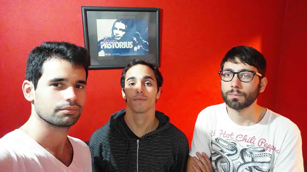 La Iddea H: "Siempre fuimos una banda independiente" - El trío de Buenos Aires de rock alternativo La Iddea H lanzó este año su álbum debut, "Duelo por las ideas". "Es una invitación a recorrer el disco junto con nosotros, con nuestra búsqueda, por eso los temas suenan diferentes y similares a la vez –afirma el bajista Gastón Lema-. Sin ser un disco conceptual, quisimos plasmar ciertas ideas. El duelo del que se trata es el del paso de una etapa a otra más madura. Una situación así siempre implica una experiencia de pérdida que no necesariamente es el de una persona. También se puede ver un descontento con el status quo, con la sociedad moderna-occidental-burguesa y la deshumanización que supone".
La Iddea H se formó en 2010 vía internet y tras años de sumar experiencias en shows comenzaron a cranear lo que este año se convirtió en la carta de presentación del conjunto que se completa con Diego Riobo Cabot (batería) y Federico Scavuzzo (guitarra).
"Nuestro proceso fue el de conformar una formación estable principalmente –cuenta el encargado del bajo-. Y en el camino, una búsqueda de identidad. Al comenzar proyectando música más formato canción de estilo rock alternativo insistimos en un principio con la posibilidad de tener cantantes. Nos dimos cuenta de que estábamos para grabar cuando teníamos casi 15 temas escritos y ensayados, que fue más o menos al momento de conformar una identidad un poco más clara, y llegar al género que hacemos ahora y a la formación actual".
Para "Duelo por las ideas" el trío cuenta con cantantes invitados en cuatro de las once canciones que lo conforman. Se autodefinen como una banda de rock en una búsqueda constante y sincera, que ama la variedad de los géneros musicales y que eso los lleva a una franca curiosidad de investigar otros estilos y agrega Gastó: "Nunca tuvimos una clara idea de qué tipo de banda queríamos ser y sobre lo cual proyectarnos. La proyección que tenemos sobre nuestro futuro tiene mucho menos que ver con tal o cuál género musical, sino con una manera de ver el mundo y entender la realidad, y nuestra búsqueda constante de tratar de expresar eso musicalmente. Vemos a La Iddea H como un espacio en donde podemos experimentar cada uno sus inquietudes o intereses individuales, musicales y no tanto, y apropiarse colectivamente de eso convirtiéndolo en una obra. Sería algo así como un campo de experimentación para nosotros".
¿Qué importancia tiene para ustedes hoy internet?
La inmediatez de la información nos transformó la vida a todos. Usamos internet sobre todo para difundir nuestro arte, conocer el arte del resto de la "nueva escena argentina" y poder ir a sus fechas, festivales, muestras, conciertos. Nos dio la posibilidad de que sin ningún tipo de trabajo de difusión que no sea compartir el disco en nuestro Facebook, al menos cuatro sitios argentinos, uno ruso y uno holandés reseñen el disco, y varios extranjeros fuera de Latinoamérica decidan comprarlo por Bandcamp, siendo que está habilitada la descarga gratuita, todo esto en pocos meses. Estamos agradecidos de esa posibilidad que no existía previo a internet.
¿Trabajar de forma independiente es lo que más les agrada?
No conocemos otra forma de trabajar, siempre fuimos una banda independiente. En los pocos momentos en donde tuvimos que trabajar con personas ajenas al interés propio de la banda, como cuando caímos en estudios de grabación para grabar demos, no nos sentimos cómodos. Somos bastante cabeza dura y nos gusta tener cierto control del proceso. No somos la banda que quiere llegar y tocar y olvidarse del resto, ni queremos llegar al estudio sólo a grabar. Gran parte de esto es gracias a contar con Fede en la banda que está estudiando para ser Técnico en Sonido. Pudimos grabar enteramente de manera autónoma e independiente, con nuestras cosas y en nuestra sala. El resultado de tanto trabajo genera mucha satisfacción. Estamos muy contentos de poder hacer todo de manera independiente e incluso la gente que sumamos al equipo para encargarse del sonido en vivo o difusión son amigos y amigas. Valoramos mucho más ese clima de trabajo fraterno, esa confianza, que el alcance que pueden tener productores de sellos internacionales y medios masivos. Obviamente que somos una banda under que no tuvo la oportunidad de eso aún. Pero sabemos bien que con sólo poner una específica cantidad de dinero uno llega a los escenarios más convocantes y a los medios más leídos y escuchados. No hemos elegido ese camino por el momento.
La Iddea H se presentará el viernes 22 de septiembre, a las 21, en Centro Cultural Justo Lynch. Bragado 5710, Wilde, Buenos Aires. ebf7945a d367 40f9 97f3 57fc84d81178
