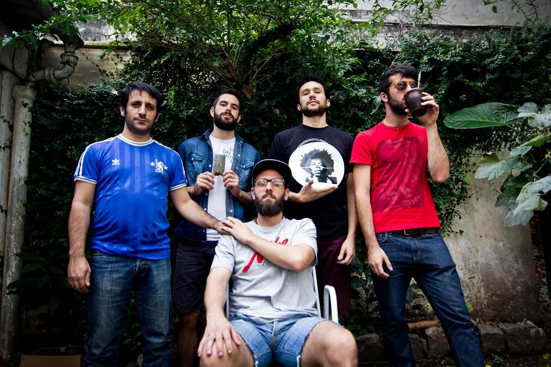 Profesores de Tennis: "Trabajamos con más naturalidad" - Con dos discos de estudio en su haber, y con el lanzamiento de un reciente EP en vivo, Profesores de Tennis celebra su media década de formación. “Se nota la experiencia, la producción de los temas, la composición –señala la voz cantante Julián Scorese sobre la evolución de la banda–. Pensando en cuando empezamos hace cinco años, mejoró muchísimo la organización. Tiene sus deslices, pero hacemos el trabajo con más naturalidad. La logística de las fechas, todo lo manejamos nosotros solos y la verdad que si hacemos un balance de los cinco años, estamos muy satisfechos con el trabajo”. El segundo y por ahora último álbum de estudio del quinteto que fusiona rock, pop y funk vio la luz el año pasado. Para Julián, "La teoría de los juegos" sigue siendo un material fresco que gracias a su buena aceptación disfrutan seguir tocando y agrega: “Tuvo sus modificaciones en cuanto a como lo hacemos en vivo para enriquecer más todavía a los temas pero sin perder la esencia de cada uno”. De aquél trabajo nació el más reciente EP, "Buenas noches", donde se registran cuatro canciones en vivo grabadas en la presentación del segundo disco en el Teatro Sony. “Fue una decisión que tomamos desde el momento en que organizamos la fecha para también tener un registro visual del show –recuerda el frontman–. Junto con el laburo que hicimos con los chicos que trabajaron esa noche, quedó un producto genial que nos dio la posibilidad de lanzarlo en las redes”. ¿Están pensando en nuevo álbum de larga duración? Sí, la idea está siempre. Todavía no hubo una ocasión real en la que todos nos pongamos a componer en la sala, pero ya es momento. Es el trabajo próximo a un par de fechas que tenemos. Siempre está la evolución de cada uno personalmente y como grupo para aportar a la composición. Es lo mismo que sucedió en la composición de los dos discos. Hay una gran diferencia a nivel composición y producción entre ellos, sumado a que la experiencia va creciendo y eso se nota en el trabajo. ¿Cómo se preparan para el concierto celebración por los cinco años? Estamos recontra preparados y contentos. Es un show completamente nuestro, los cinco ahí arriba haciendo un repaso de los cinco años y algunos detallitos nuevos. Lo compartimos junto a un grupazo amigo: “Patente Pendiente”, quienes abren la noche. Estamos manijas. Queremos tocar como siempre, ya! Profesores de Tennis se presentarán el sábado 23 de junio, a las 20.30, en El Emergente Almagro. Acuña de Figueroa 1030, CABA. efd23e74 890e 451d bfdb 9cadb19cd78f
