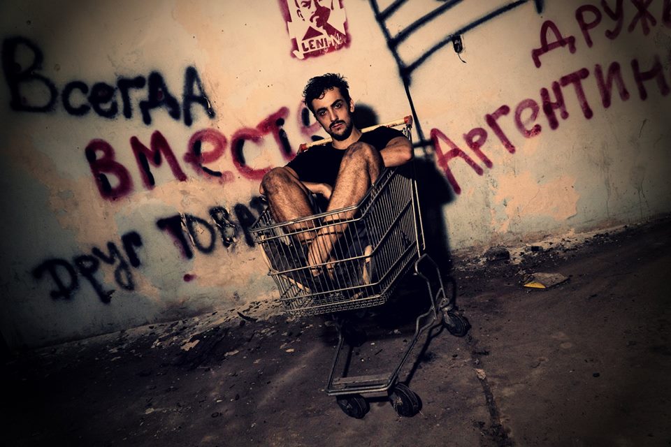 Martín Oliver: "Me gusta que las letras digan algo" - El músico argentino Martín Oliver presenta su segundo disco, "Psicosis Radio", donde confluyen el funk, el rock, el pop y las baladas. “La idea fue salir a buscar sonoridades y formas de canción y dicción que tal vez no eran a las que estaba acostumbrado –señala el cantante–. Hubo un cambio de perspectiva en cómo se gestó el disco respecto a lo que venía haciendo. Se laburó con un concepto como lo es la psicosis, lo que fue muy fuerte e increíble al mismo tiempo. Traté de alguna manera sumergirme en el concepto lo más que pude hasta poder retratar desde mi óptica lo que esa patología conlleva, relacionándolo siempre con las pequeñas formas, no tan pequeñas, de psicosis urbanas que siempre me llamaron mucho la atención”. Para Martín, este álbum se diferencia en la orquestación y el espíritu en comparación con su antecesor "Perdido día gris" (2015), y remarca que en aquel material la banda acompañaba al cantautor y en este tienen un rol más protagónico dentro de la música, incluso desde las composiciones de las canciones. Si bien "Psicosis Radio" es más verborrágico, existe una continuidad entre ambos discos respecto a la forma de escritura. “Soy bastante obsesivo con que la letra y la música tengan concordancia, que puedan coexistir en la misma canción –reconoce–. No creo posible que haya una letra increíble adentro de una canción que musicalmente no funcione, creo que van de la mano siempre. Me gusta que las letras digan algo, más allá de estar hablando de algún tema que pueda parecer banal, creo que hay que encontrarle la vuelta para contarlo de una manera diferente. Y a la inversa, el sonido tiene que reflejar un poco esa inercia que trae la letra”. Para este álbum producido por su colega Guillermo Beresñak, Martín Oliver incluyó como bonus track una versión más oscura y grabada en vivo junto a toda su banda del clásico “Penumbras” de Sandro. “No la hubiera incluido si no hubiese sentido que le aportaba algo al arco formal de ‘Psicosis Radio’. Me encanta, siempre que la escuchaba sentía que tenía una cadencia muy actual y que rítmicamente se la podía llevar a algo más trip hoppero, un poco Portishead, pero siempre tratando de mantener la esencia que le imprimía Sandro a sus temas. Tal vez eso fue lo más complicado, serle lo más fiel posible a la versión original, tratando de llevarla a un lugar más moderno, pasándola por la estética que maneja el grupo”. Te manejás en un estilo con bastantes géneros, ¿cómo surge en voz esta idea musical para tu proyecto solista? Más que nada por la libertad que da el hecho de ser solista. Si uno se fija en los primeros discos de muchos de los grandes solistas, hay un poco esta idea de libertad estilística que tal vez en una banda sea más complicado de lograr. Me gusta la idea de balancear los discos y eso hace que a veces aparezcan canciones que no iban a formar parte y que sin embargo pasan a cumplir una función clave; o a la inversa, que una canción tenga que salir del disco para que no se sature alguna idea adentro del mismo. Martín Oliver se presentará el sábado 25 de agosto en Lucille. Gorriti 5520, CABA. f221c3b6 f9e4 4543 827d 3d5338dd3d45