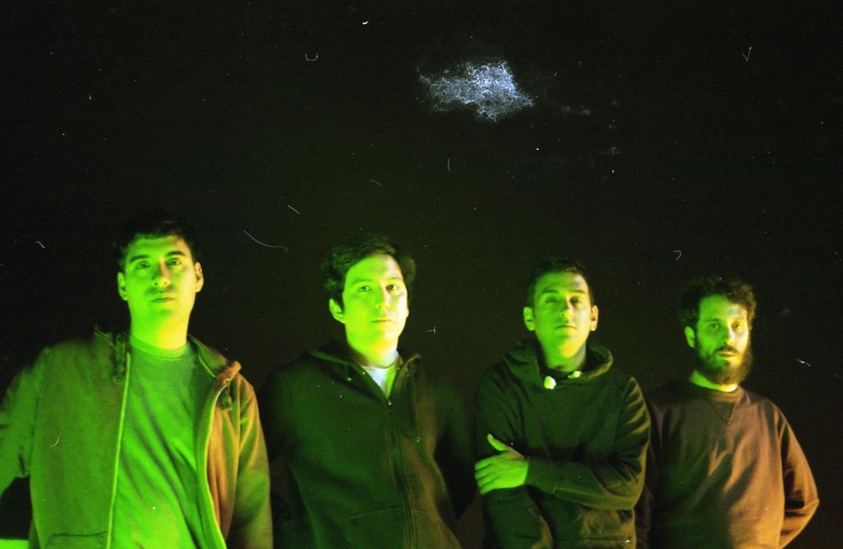Joint Ravolta: "Siempre está bueno tener material fresco" - El conjunto de Quilmes de rock alternativo y post punk edita "Desgano", el nuevo EP en el que presentan dos estrenos y un par de covers: "Viento dile a la lluvia", de Litto Nebbia, y una versión en castellano de "You say you don't love me", de Buzzcocks. "No editamos un larga duración por la cuestión económica principalmente –apunta el cantante y guitarrista Félix Costas-. Teníamos que sacar material porque llevábamos mucho tiempo sin mostrar nada y en el medio hubo un cambio de formación que nos hizo sonar diferente. Con baterista nuevo, fueron tomando forma muchas ideas que teníamos colgadas y surgieron cosas nuevas también". ¿Qué cosas evolucionaron en la banda entre aquel álbum debut de 2016 y este EP? Si bien hubo cambios en la formación, hay una estructura que se mantiene hace un par de años y se nota en la solidez del ensamble que logramos, porque ya nos conocemos y sabemos por dónde va. "Full álbum", nuestro primer LP, fue un proceso larguísimo de encontrar el camino y de aprendizaje, cometimos muchos errores en el medio. En cambio, "Desgano" ya nos agarró más maduros. ¿Existe algún hilo conductor entre estas cuatro canciones? Nos dimos cuenta que iban para el mismo lado sonoramente y se dio de forma natural, no lo pensamos. "Viento dile a la lluvia" lo veníamos haciendo hace un montón, pero de otra forma, y "Desgano" era una idea instrumental que no tuvo letra durante años. Cuando tuvimos que decidir, nos cayó la ficha de que estos cuatro temas encajaban y así quedó. En las letras de cada canción también se puede apreciar soledad, dejadez, pero eso queda a la interpretación de cada uno. ¿Por qué eligieron esas dos canciones para versionar? "Viento dile a la lluvia" lo hacemos hace un montón y fue cambiando con el correr del tiempo. Al principio lo hacíamos más lento, sin distorsión y con mucho delay. La estructura armónica nos pareció interesante para experimentar y hacerlo sonar como The Jesus and Mary Chain, de hecho así funcionó. Le mandamos un mail a Litto para mostrárselo y nos respondió a las horas. Fue muy lindo para nosotros que nos escuche. "You say you don't love me" la empezamos a tocar porque queríamos versionar una canción que la letra original sea en inglés, como hicimos con "Damaged Goods" de Gang of four en "Full album". La traducción salió al toque y cuando llevamos el tema a la sala también. A todos nos gusta Buzzcocks. En esta inmediatez a la que las redes obligan, ¿están pensando en nuevo y pronto material ya? Tenemos mucho material que nos gustaría editar que nos fue quedando afuera por algún motivo, canciones que a veces tocamos en vivo y que la gente que nos va a ver conoce y otras cosas que no salieron de la sala, pero que este último tiempo fueron tomando forma y estaría bueno grabar para darle lugar cosas nuevas. Siempre está bueno tener material fresco e ir redescubriendo el sonido y la forma de componer. Joint Ravolta se presentará el sábado 1 de junio, a las 20, en el CC Caras y Caretas. Venezuela 330, CABA. f39f5194 9e96 4067 9801 1a2480d103bc