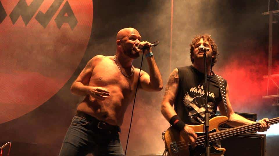 La Naranja: "Es un honor encabezar una movida cultural" - El conjunto de rock pesado, con 25 años de carrera, se encuentra en proceso de armado de su quinto disco y, tras participar en el reciente BARock, liderarán el festival NowBack Rock en el Oeste Bonaerense.
"Siempre es un honor encabezar una movida cultural y una responsabilidad a la hora de tocar –afirma el bajista David "Polo" Polonsky–. Es muy importante juntar fuerzas y en eso estamos primeros. Nos preparamos como siempre que vamos a tocar, con respeto hacia la gente que se suma a la propuesta. Van a encontrar un set sólido con los clásicos. Pero alguna perla puede aparecer".
La Naranja se formó en 1992, y su único miembro estable desde ese génesis es el encargado del bajo. En este cuarto de siglo han pasado varios integrantes por el conjunto que en la actualidad forma, además de con "Polo", con Gabriel "Pelado" De Lucca (voz), Hugo "Suco" Fuentes (guitarra), Héctor "Boff" Serafine (guitarra) y Mariano Di Taranto (batería).
"Son muchos años de hacer lo que nos gusta –señala el bajista-. La música es una pasión y así la vivimos. Cuando miro atrás veo que hemos cumplido casi todos nuestros sueños con la música y también creemos que ya formamos parte de la historia del rock nacional. Hay bandas que llevan en su nombre parte de nuestras letras, gente tatuada, cientos de recitales donde se cantan a capela nuestras canciones. En fin, somos parte del rock en castellano sin dudas".
¿Qué es lo que creen que hace que la banda siga en actividad?
El rock te mata o te mantiene joven por siempre. No paramos de tocar en vivo nunca y eso es lo que nos mantiene. El vivo es el combustible de una banda de rock.
Vienen de tocar en el BARock, ¿se sienten cómodos tocando en festivales?
Todos los festivales suman. Tocar para gente nueva siempre tiene una adrenalina extra. También tuvimos muchísimo aguante de nuestro público que se presentó y transformó como siempre en una fiesta energética y poderosa. Fueron 35 minutos nada más, pero bajamos todos transpirados del escenario. Siempre damos todo.
El último álbum lo editaron en 2012 ("Blanco sobre negro"), ¿cuáles son los planes a futuro? Estamos cerrando la grabación de un disco para el año próximo y planeamos hacer un adelanto este mismo 2017. Tenemos muy buenos temas entre manos y ya tenemos ganas de lanzar el adelanto que es realmente buenísimo.
La Naranja se presentará el viernes 17 de noviembre en el NowBack Rock en Oeste Rock. República de Portugal 3123, Isidro Casanova, Buenos Aires. Desde las 21. Junto a Raza Pura, Ras, Viejos Pecadores y Zeus. f6cf6f14 359e 4c03 a8b0 1e32d54e0fab