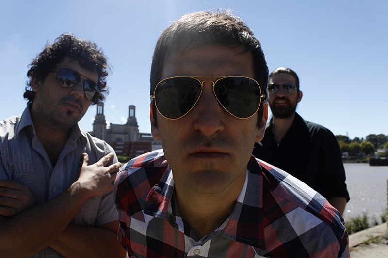 TheSureños: "Nuestro sonido tiene muchos colores" - El trío bonaerense de rock TheSureños acaba de lanzar su primer disco de larga duración, "Tomate tu tiempo", y se preparan para presentarlo en el Lado B de Niceto Club. “Buscamos un sonido personal –apunta Jorge Guerrero, voz y guitarra de TheSureños-. Y seguimos en esa búsqueda siempre. Haciendo que suene como nos gusta. Tenemos algo que decir, con melodía y groove. Esperamos que los disfruten tanto como nosotros. Somos una banda de rock, sonido fuerte, beat bailables y canciones”. El conjunto formado en 2010 y que cuenta con un anterior EP editado en 2013 bajo el nombre de “Baires es perfecto”, completa sus líneas con Paul Rossini (bajo) y Christian Uxi (batería). Señalan que es difícil encontrar una lista de influencias que surjan inmediatamente cuando son de consumir mucha variedad musical, pero al nombrar algunas bandas el abanico generacional puede ir desde los Beatles y Rolling Stones hasta los Arctic Monkeys y The Strokes. Se formaron en 2010 y recién están lanzando el primer LP. ¿Qué los hizo demorar tanto? Estuvimos listos cuando sentimos que estábamos sonando bien y con la seguridad de que estos temas son los correctos. Compusimos muchas canciones, hicimos una maqueta de todas ellas y nos decidimos por estas diez. Anteriormente editamos nuestro primer EP, y seguimos el camino hacia el primer LP. Lo grabamos en estudios Panda. Teníamos las condiciones para que suene bien, y nos metimos en ese viaje fantástico del estudio. Una vez terminado le dimos los retoques de mastering y quedamos muy conformes con el material. ¿Cómo definirían el sonido de TheSureños y cuál dirían que es el punto fuerte de la banda? Rock fuerte, bailable, es difícil etiquetarse. Alguien te dice esto es Rock, Pop alternativo, Indie. Nuestro sonido tiene muchos colores. Pero la actitud es Rock. Nuestro punto fuerte es que logramos transmitir que lo disfrutamos desde el escenario, y así lo que te llega es auténtico. Si les gusta o no, es otro tema. Esperamos que les guste. TheSureños se presenta el viernes 6 de octubre, a las 23, en Niceto Club-Lado B. Humboldt 1356, CABA. f8015afb ede7 48d4 830d 45b108f10b57